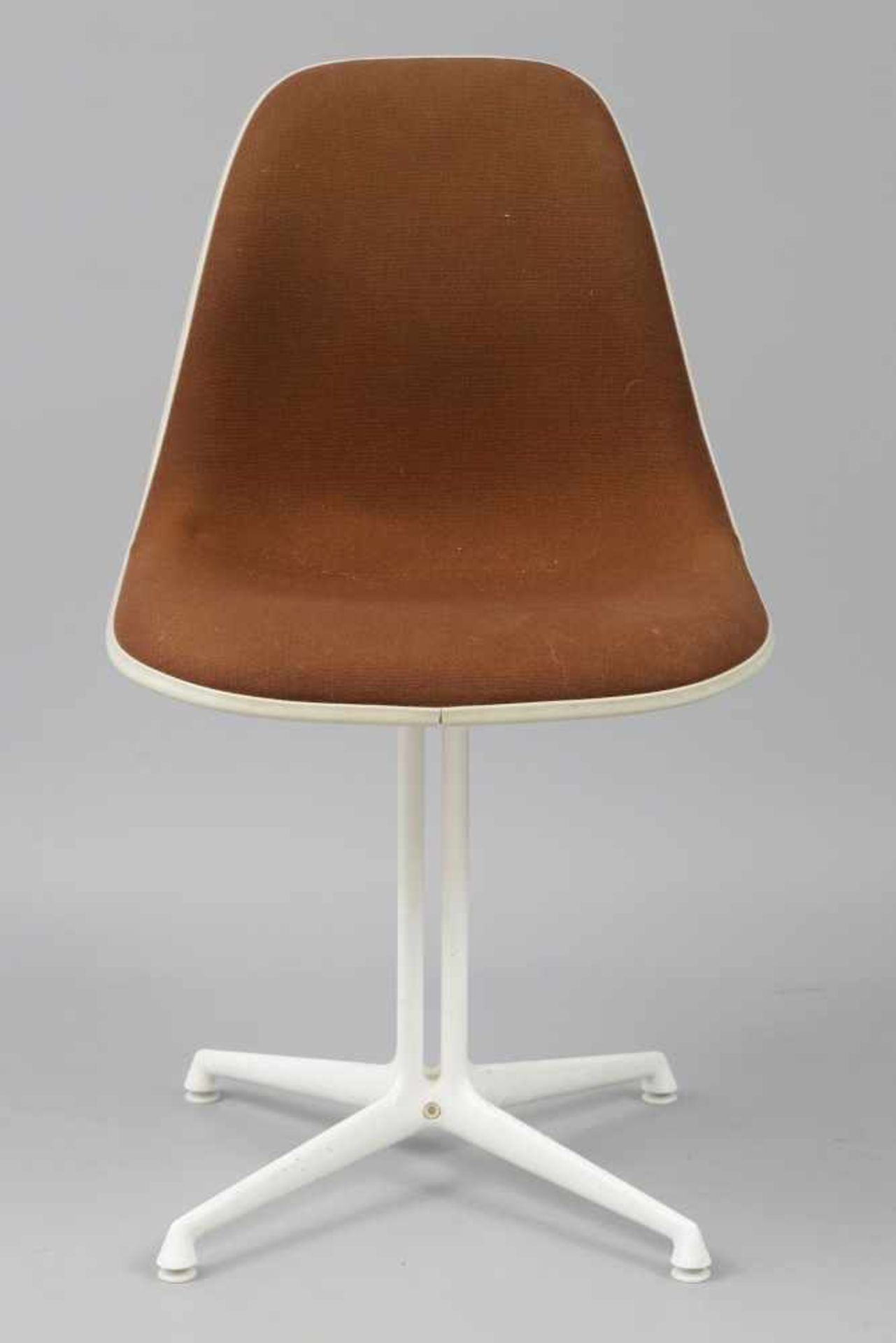 CHARLES EAMES ¨Plastic Side Chair¨Ausführung HERMAN MILLER, USA, um 1975, helle Fiberglas-Sitzschale - Bild 2 aus 3