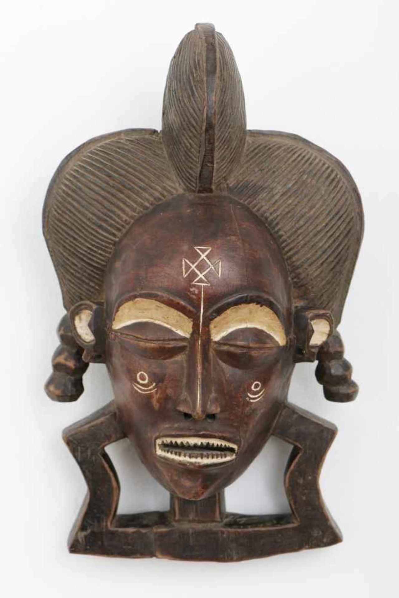 Afrikanische Tanzmaske der Chokwe, AngolaHolz, geschnitzt und dunkel patiniert, weibliches Gesicht