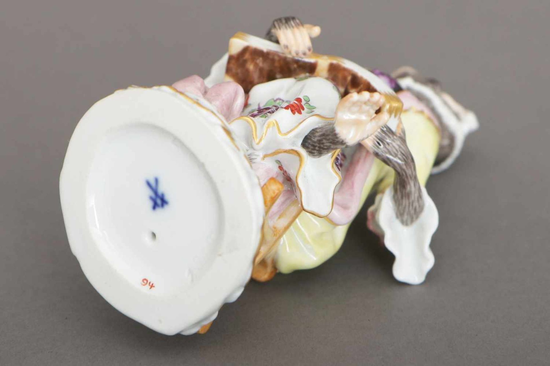 MEISSEN Porzellanfigur ¨Sängerin¨ aus der ¨Affenkapelle¨Entwurf J.J. KAENDLER, Ausführung des späten - Bild 3 aus 3