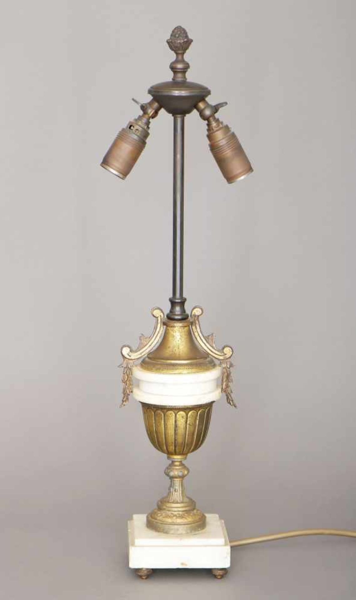 Tischlampe ¨Napoleon III.¨Fuß in Form eines Beistellers (Vasengefäß), heller Marmor und - Image 2 of 2