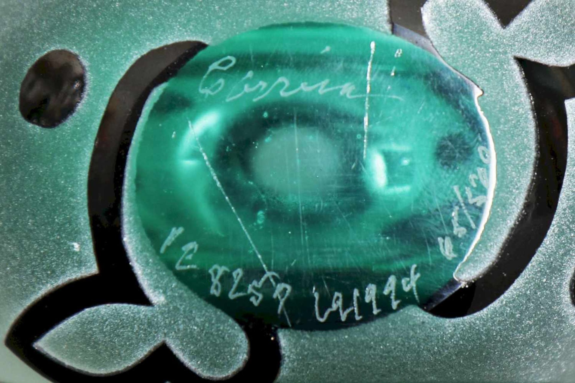 Parfumflakonfarbloses Glas mit grüner Einschmelzung in Sommerso-Technik, Wandung satiniert und mit - Bild 2 aus 2