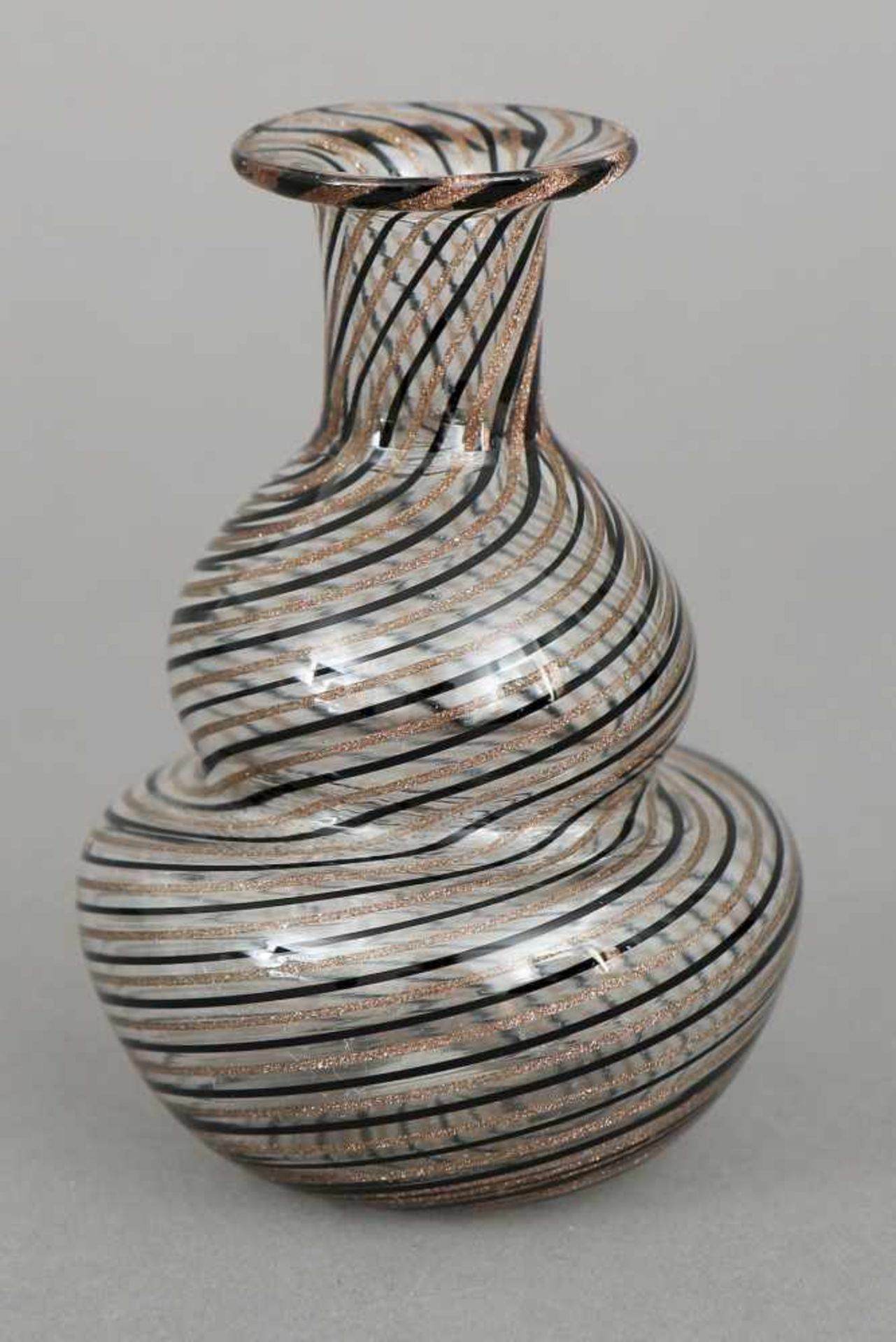 MURANO Glasvasefarbloses Glas mit spiralförmigen, schwarz-goldenen Fadeneinschmelzungen,