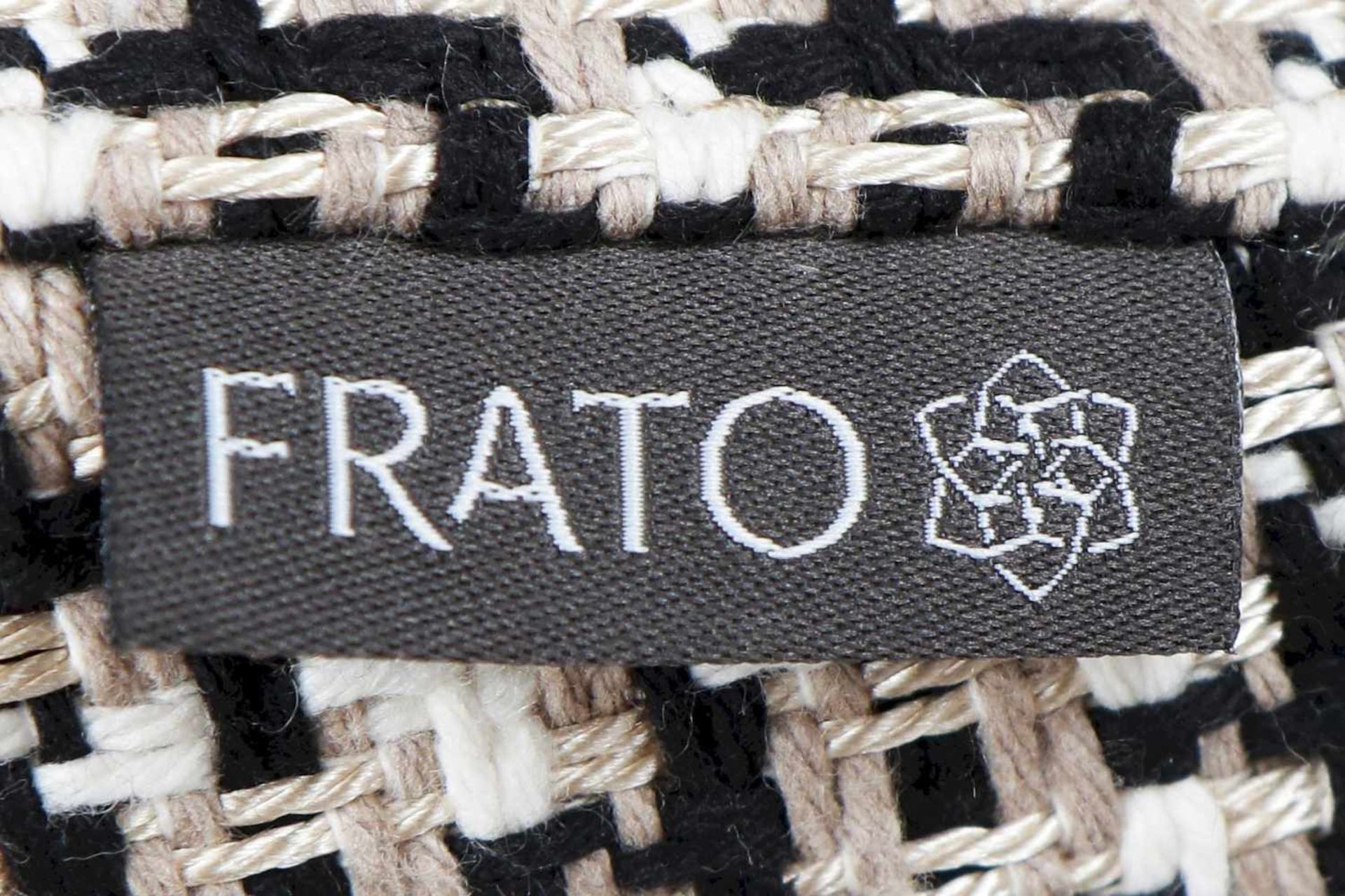 Paar FRATO (Italien) Armlehnstühlestrenge, eckige, allseitig gepolsterte Form mit geometrischem - Bild 2 aus 2