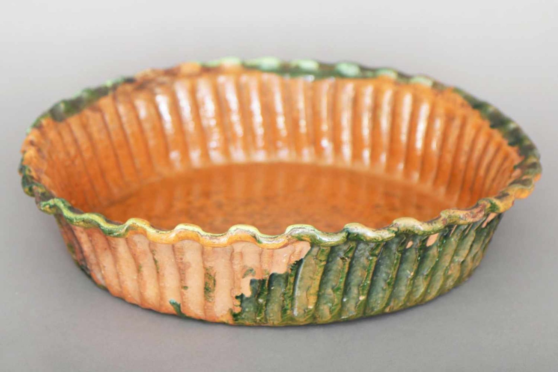 Dänische Keramik-Schalebraun-grün glasiert, 19. Jhdt., runde Form mit welligem Rand, D 35cm