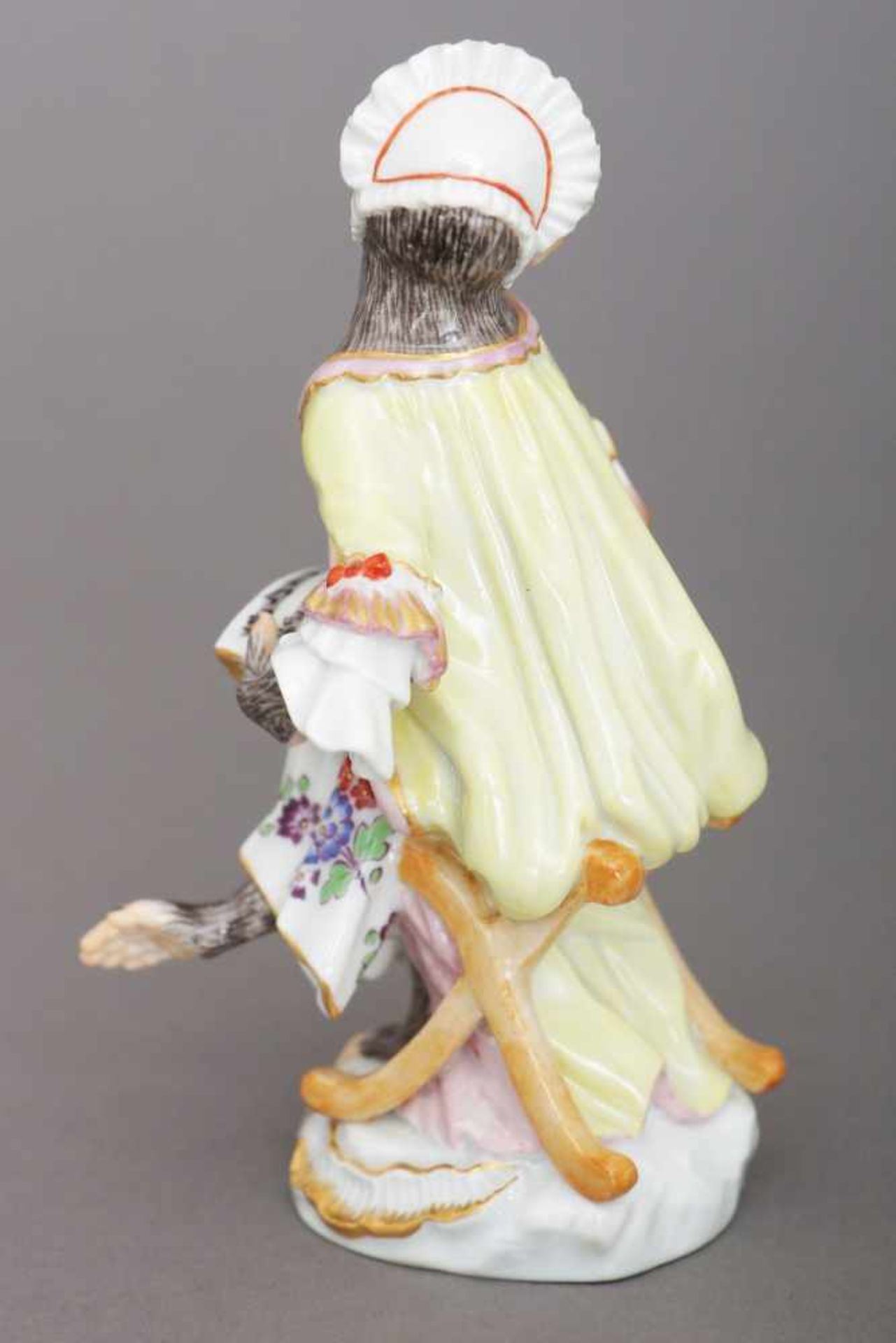 MEISSEN Porzellanfigur ¨Sängerin¨ aus der ¨Affenkapelle¨Entwurf J.J. KAENDLER, Ausführung des späten - Bild 2 aus 3