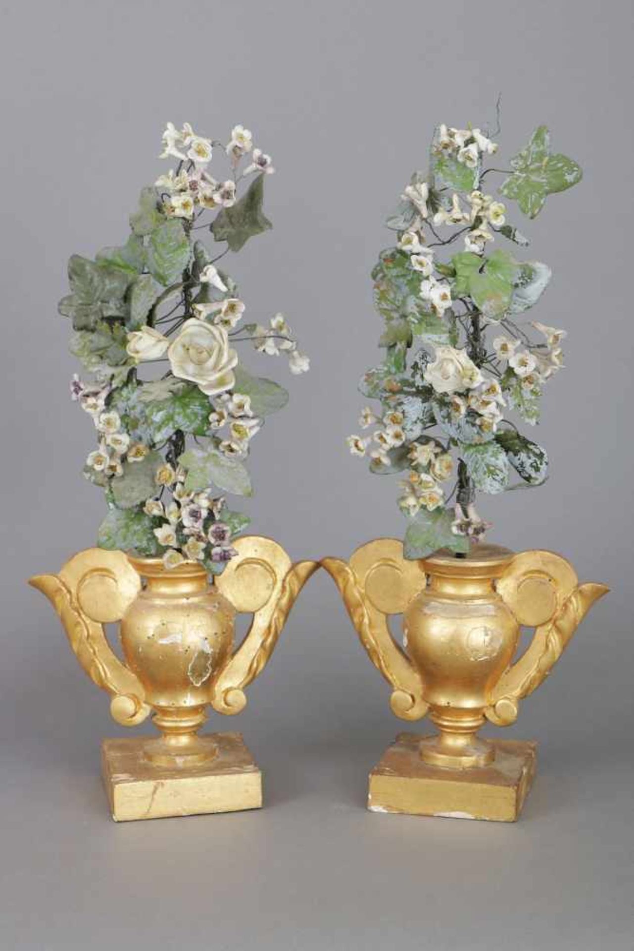 Paar BeistellerHolz, Blech und Bisquitporzellan, Deutsch, um 1800, Blüten- und Blättergewächs in