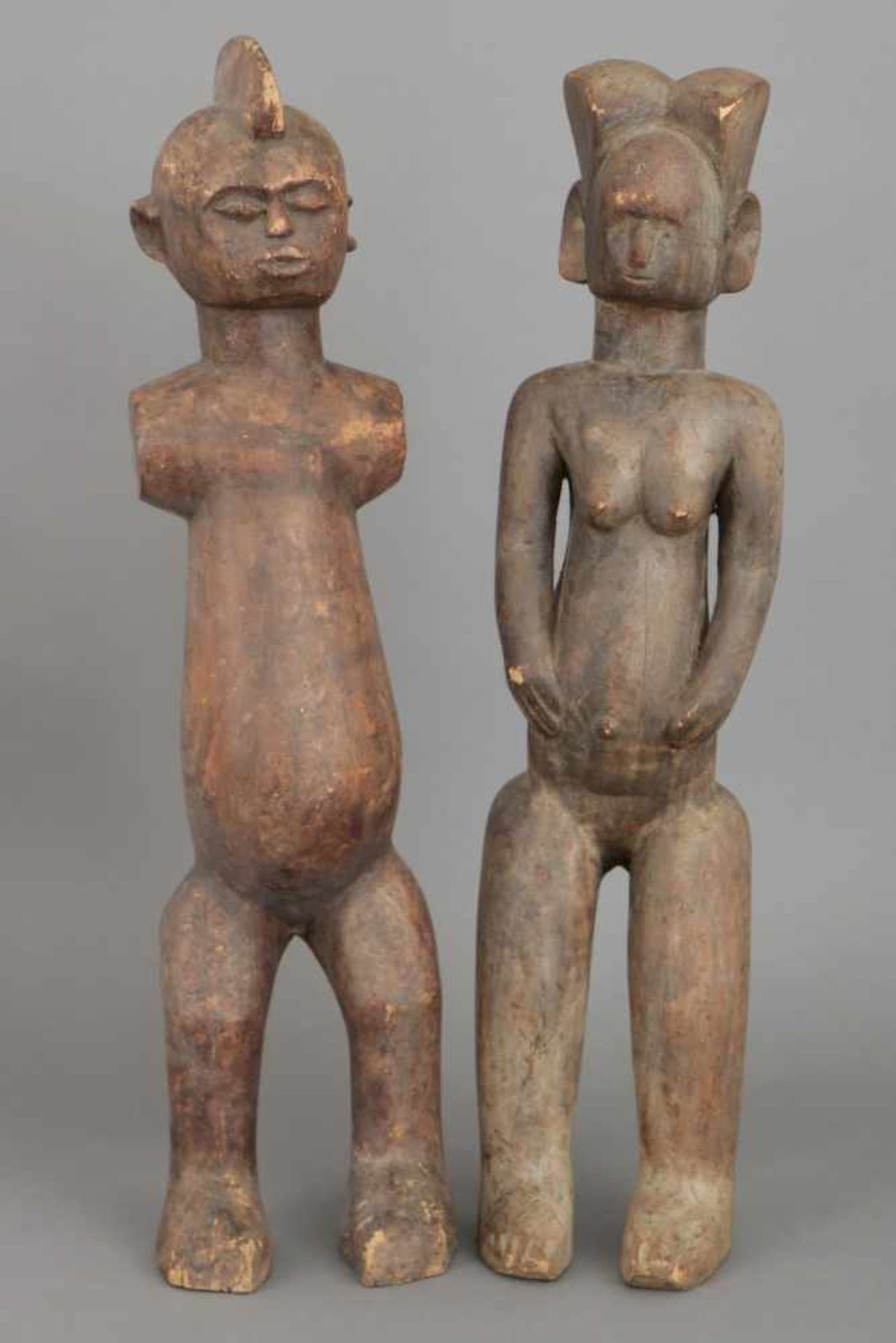Paar afrikanische AhnenfigurenHolz, dunkel patiniert, wohl Songye, 1x männliche, 1x weibliche Figur,