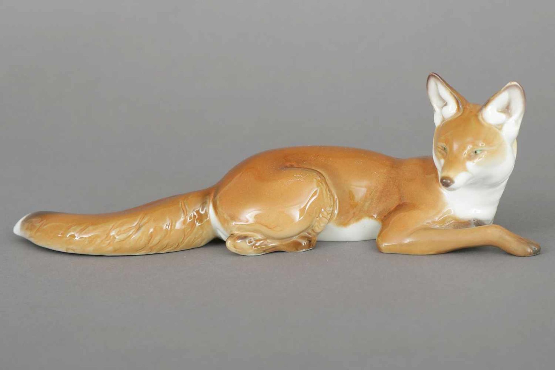 NYMPHENBURG Porzellanfigur ¨Liegender Fuchs¨um 1920, Entwurf Prof. Theodor Kärner 1910, farbig