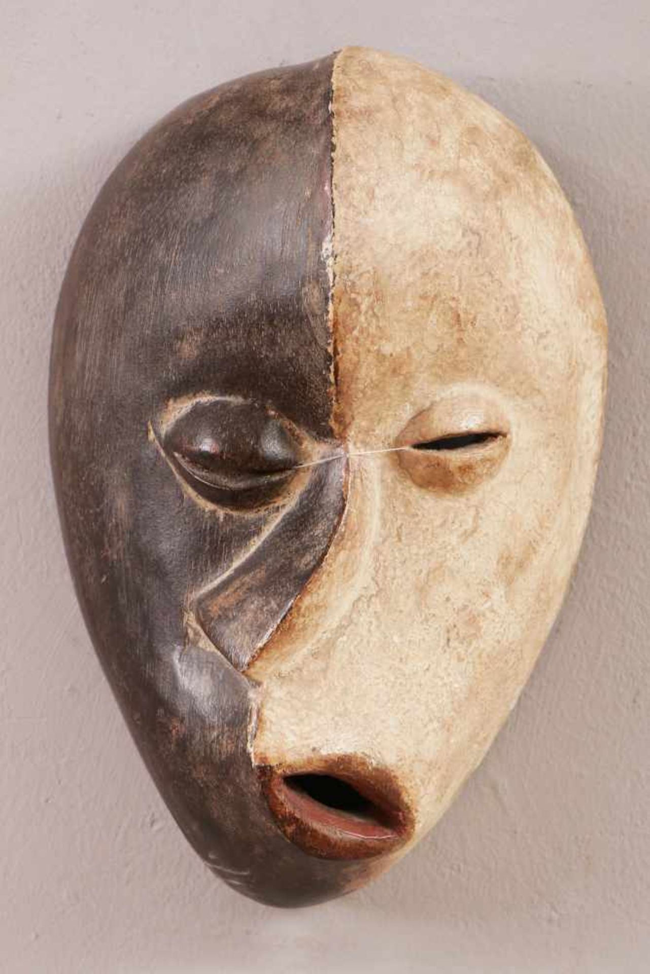 Afrikanische Ritualmaske ¨Mbyua¨ der Pende, KongoHolz, geschnitzt, 1 Gesichtshälfte des verzerrten