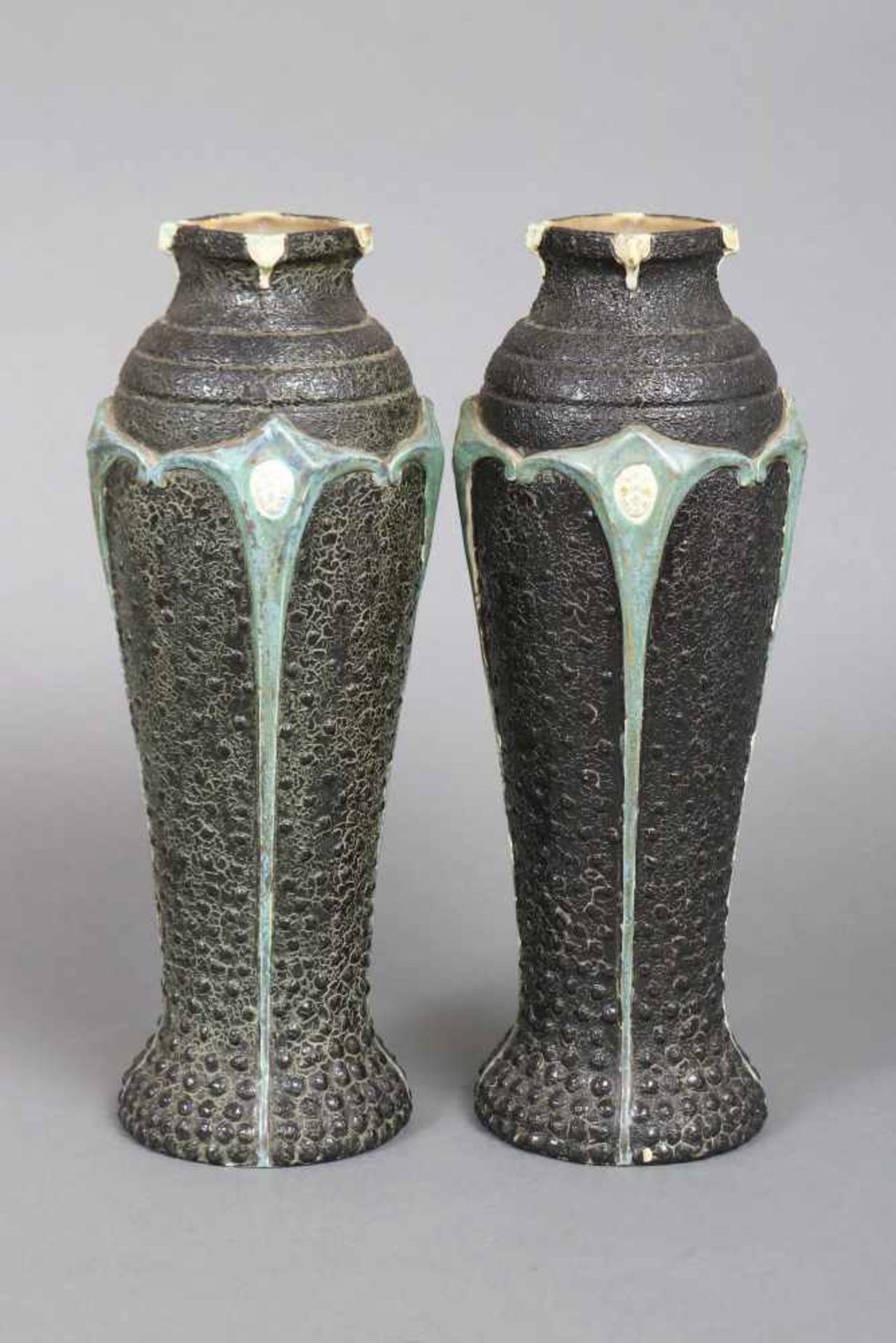 2 Keramik-VasenJugendstil, wohl Amphora Wien, Mod.Nr. 1283, gestempelt Austria, hohe Balusterform
