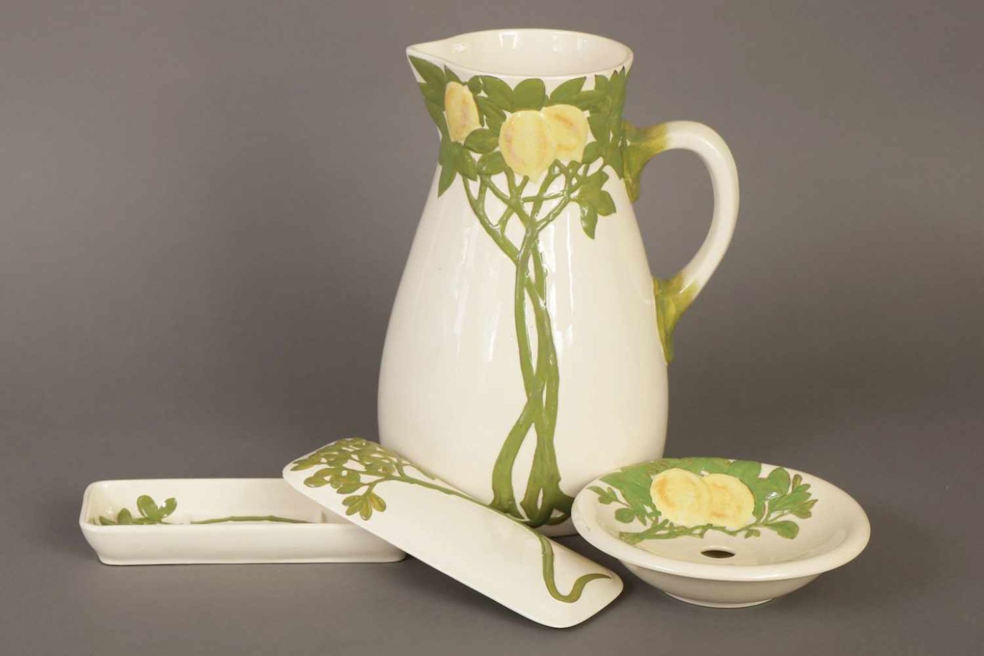 Waschset Saargemünd, um 1900, Keramik, Jugendstil Reliefdekor ¨Zitronen¨ (gelb-grün staffiert),