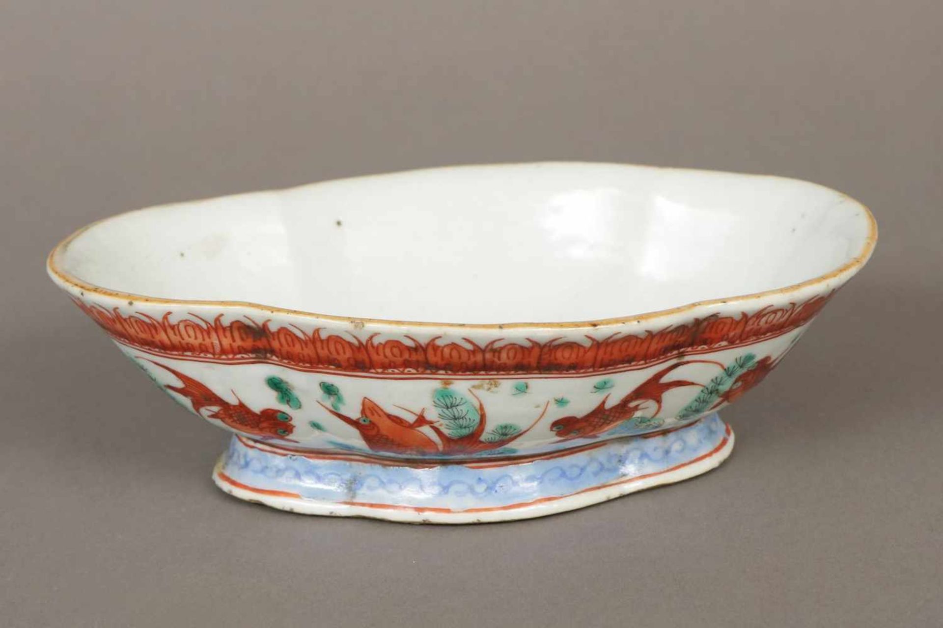 Chinesische Porzellanschalewohl Qing Dynastie (1644-1912)oval-passige Form auf eingezogenem Stand,