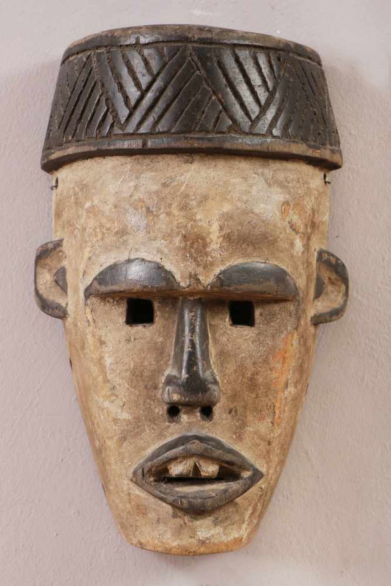 Afrikanische Tanzmaske wohl Pende, Kongo, Holz, geschnitzt, das Gesicht weiß patiniert, H ca. 26cm