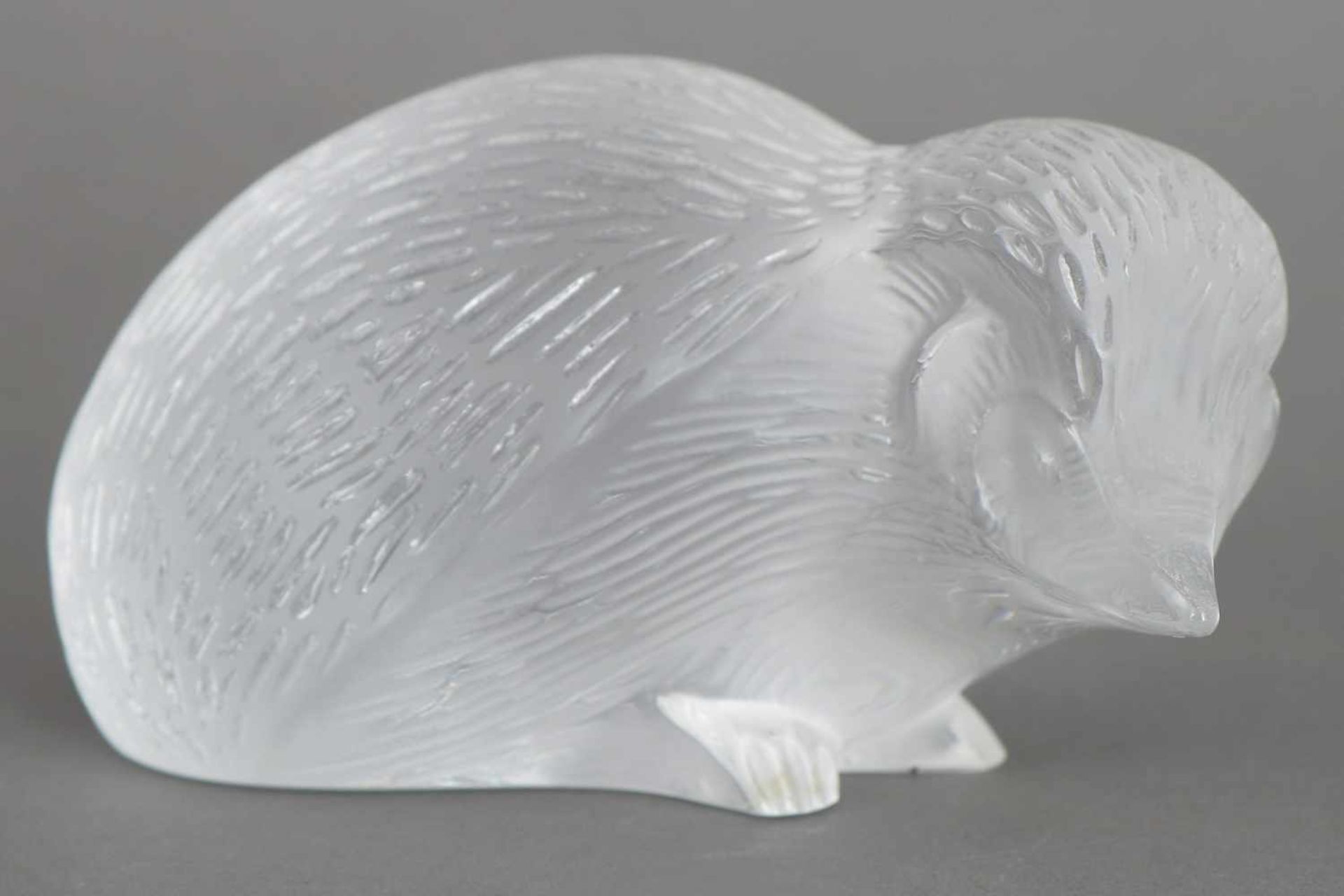 Lalique Glasfigur, Igelfarbloses, partiell satiniertes Glas, am Boden signiert, L ca. 13cm