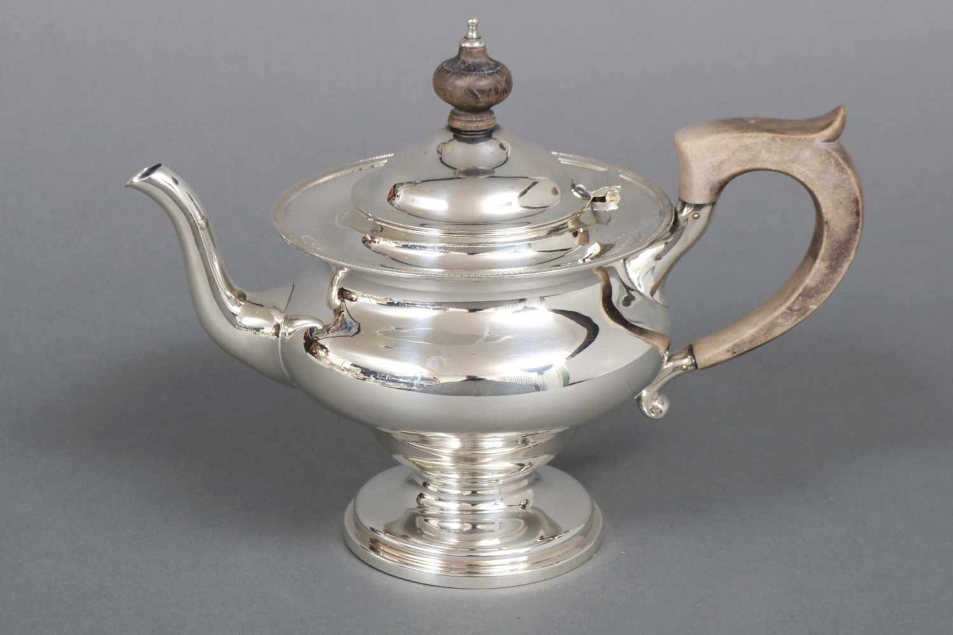 TeekanneSterling Silber, London, 1901, bauchiger Korpus auf rundem, getrepptem Stand,