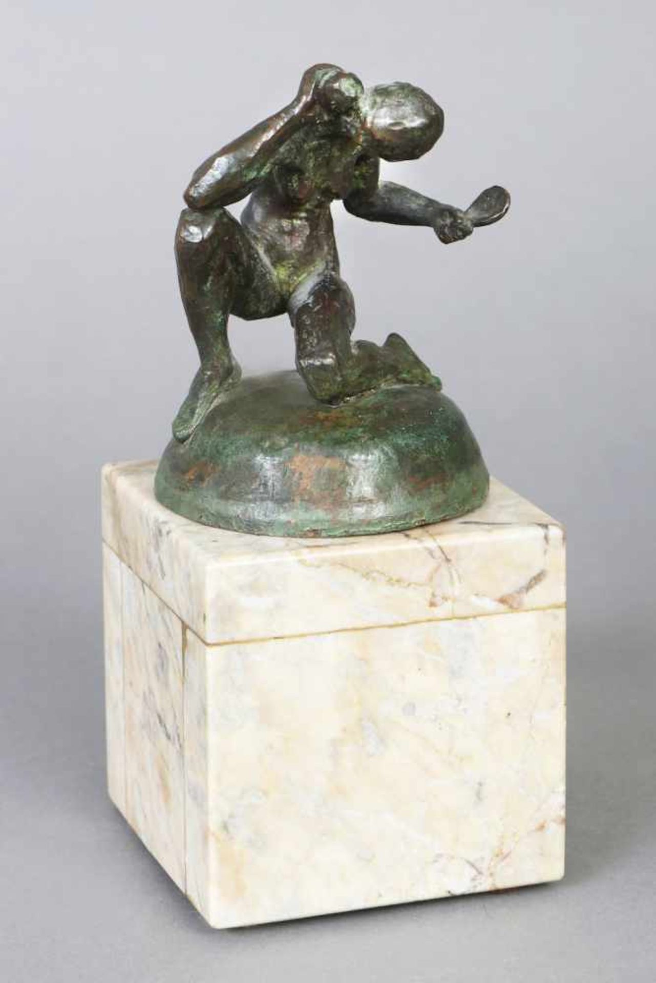 ANONYMER KÜNSTLER Bronzefigur ¨Hockende Frau mit Spiegel¨grün patiniert, Figur eines weiblichen