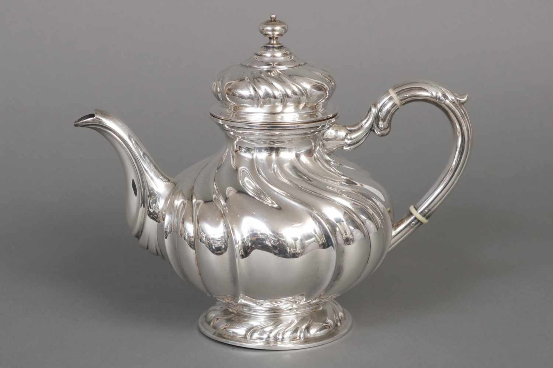 Teekanne800er Silber, Deutsch, um 1910, Meisterstempel O. Wege, godronierte, gedrehte Barock-Form,