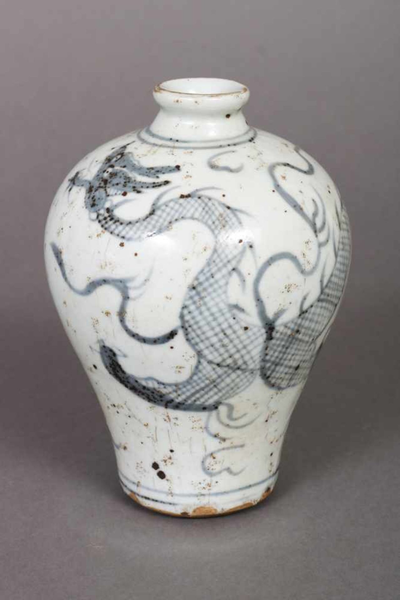 Ming-Vase in Meiping-FormPorzellan, hell glasiert, China, umlaufend grau-blaues Drachendekor,