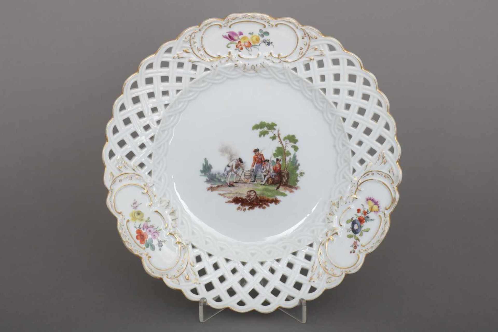 MEISSEN GittertellerKnaufzeit (um 1870), im Spiegel bemalte Szene ¨Offiziere bei der Rast¨, Fahne