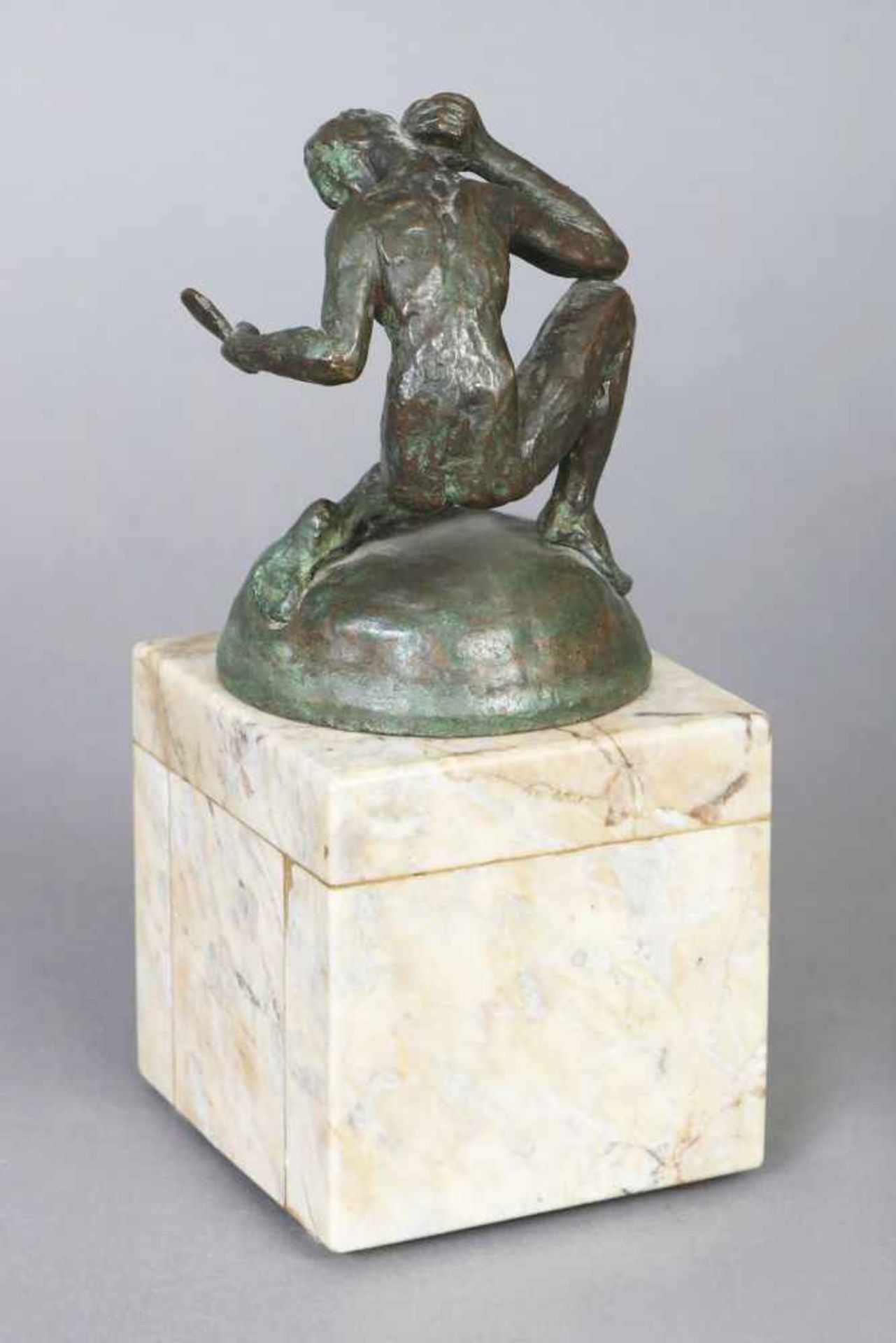 ANONYMER KÜNSTLER Bronzefigur ¨Hockende Frau mit Spiegel¨grün patiniert, Figur eines weiblichen - Bild 2 aus 2