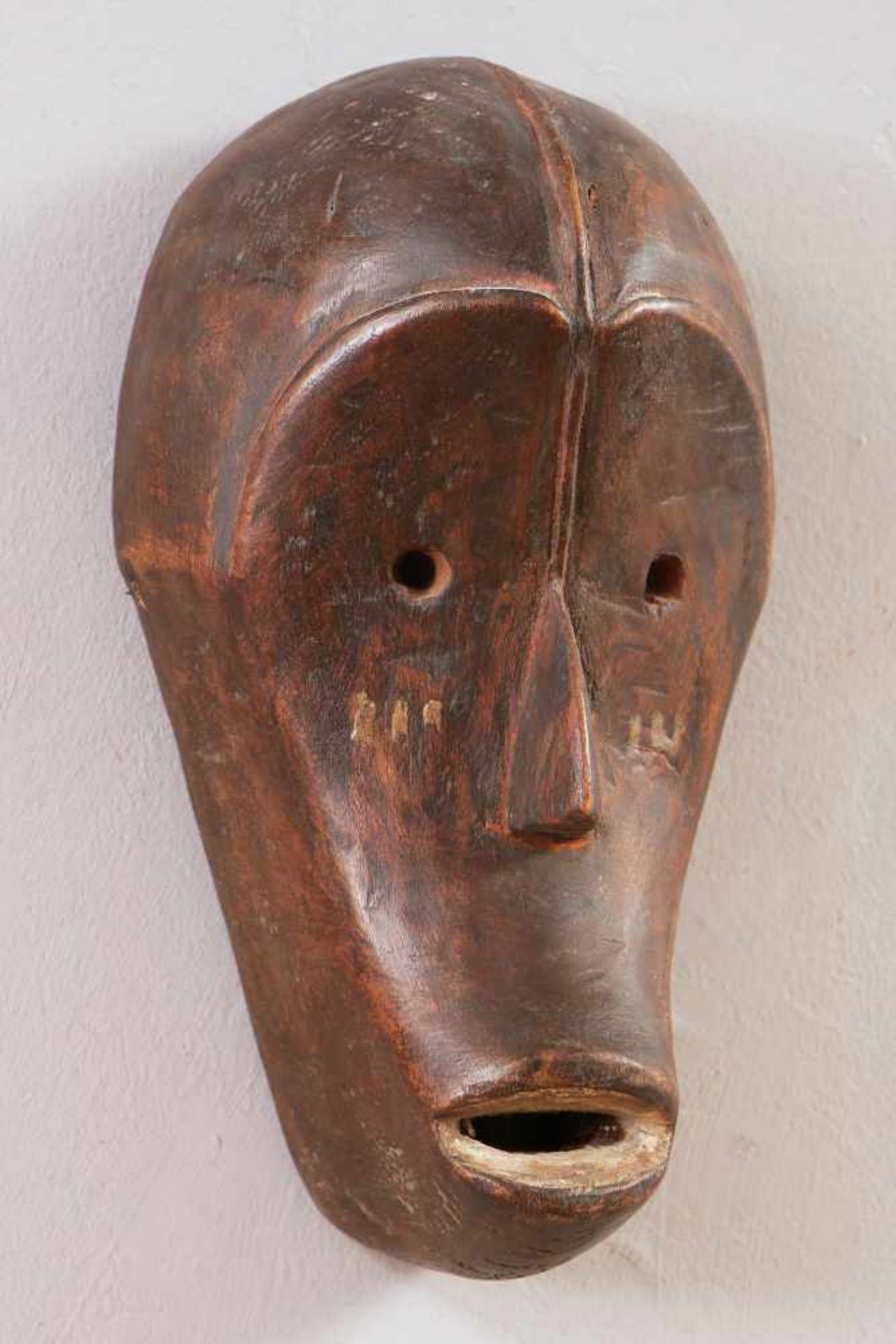 Afrikanische Ritualmaske ¨Ngil¨ der Fangwohl Kamerun, Holz, geschnitzt, rotbraun patiniert,