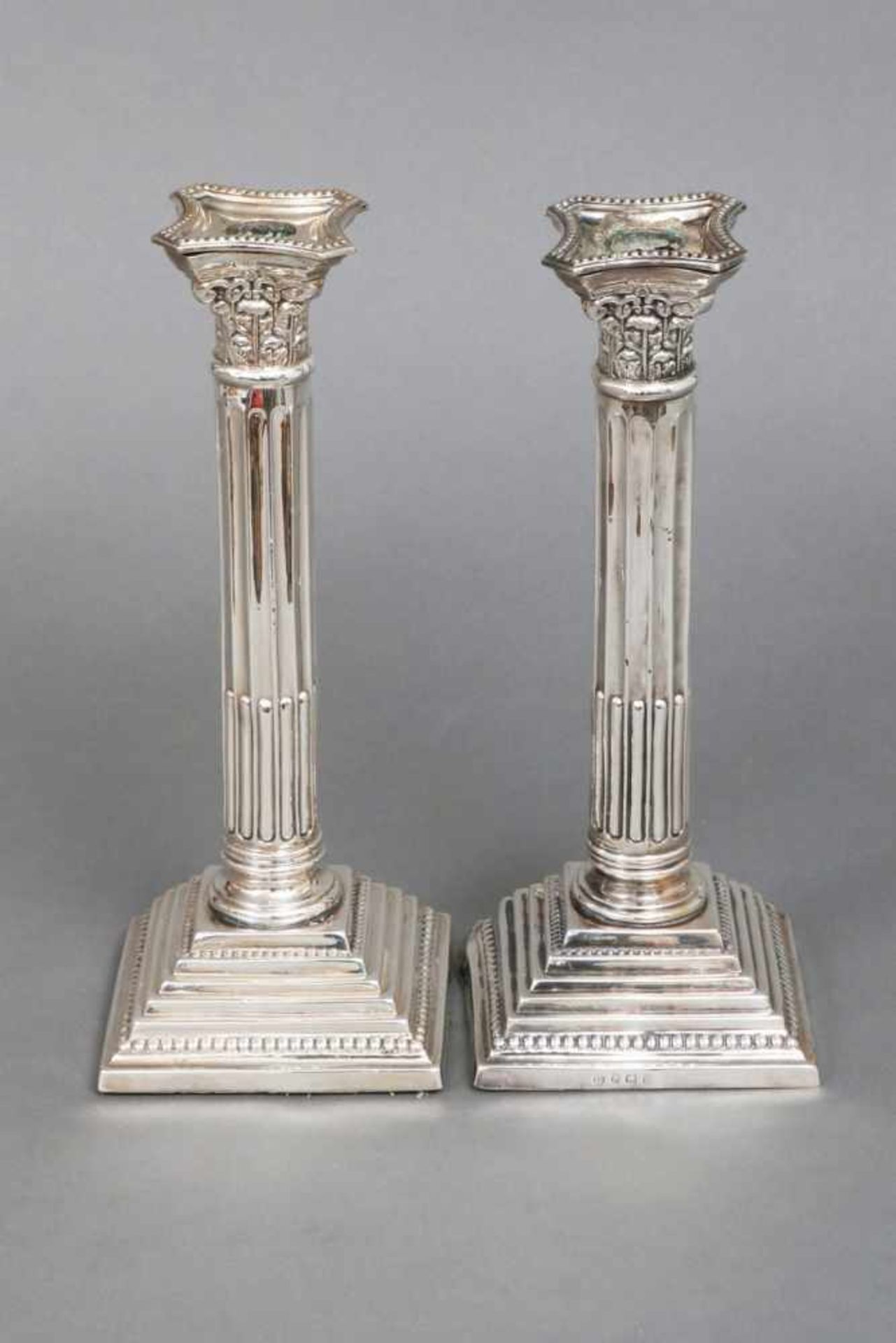 Paar LeuchterSterling Silber, Birmingham, 1911, korinthische Säulen auf getrepptem Stand, je eine
