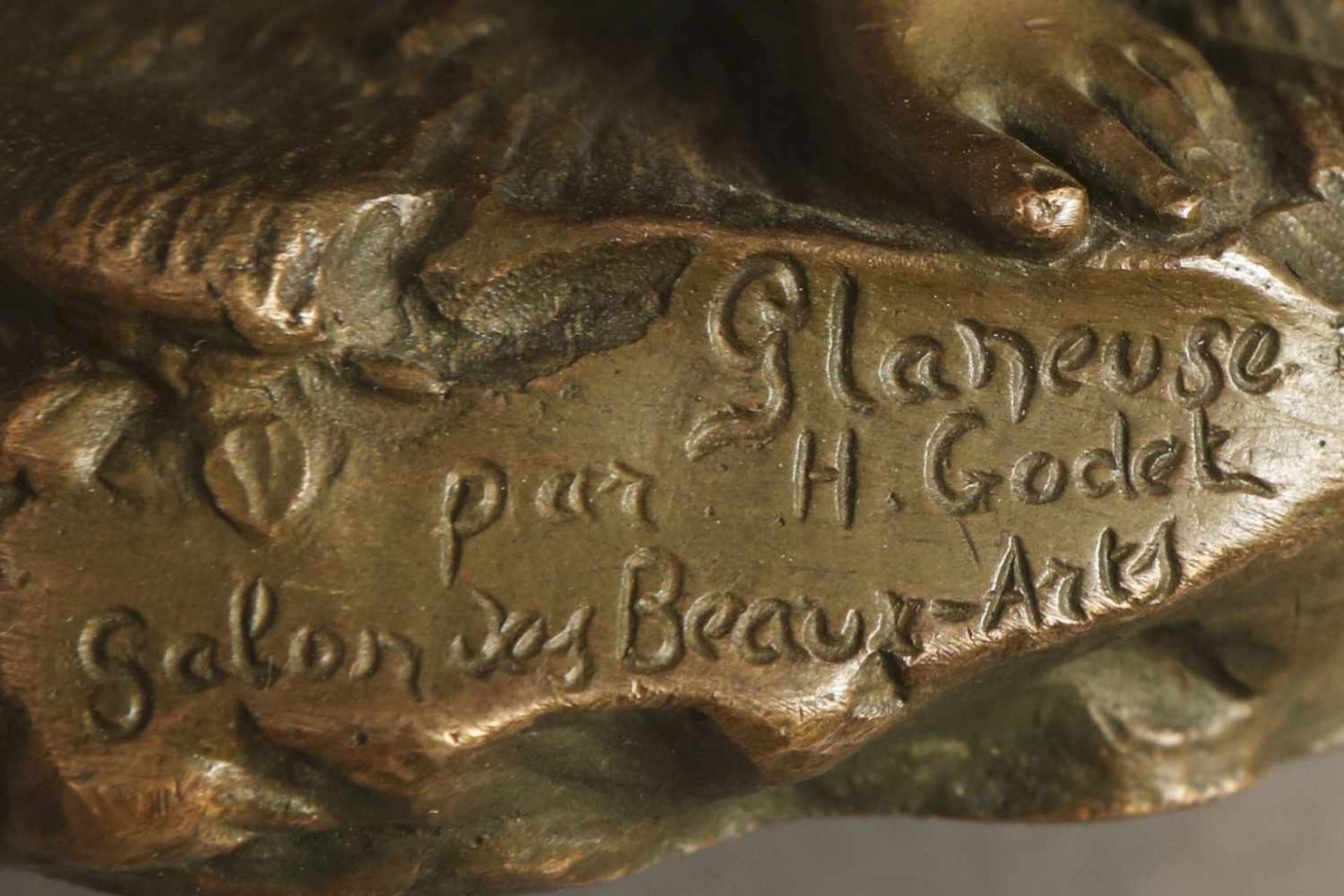 Bronzefigur ¨Glaneuse¨ nach HENRI GODET (1863-1937) Stehende Frau mit verschränkten Armen und - Bild 3 aus 3