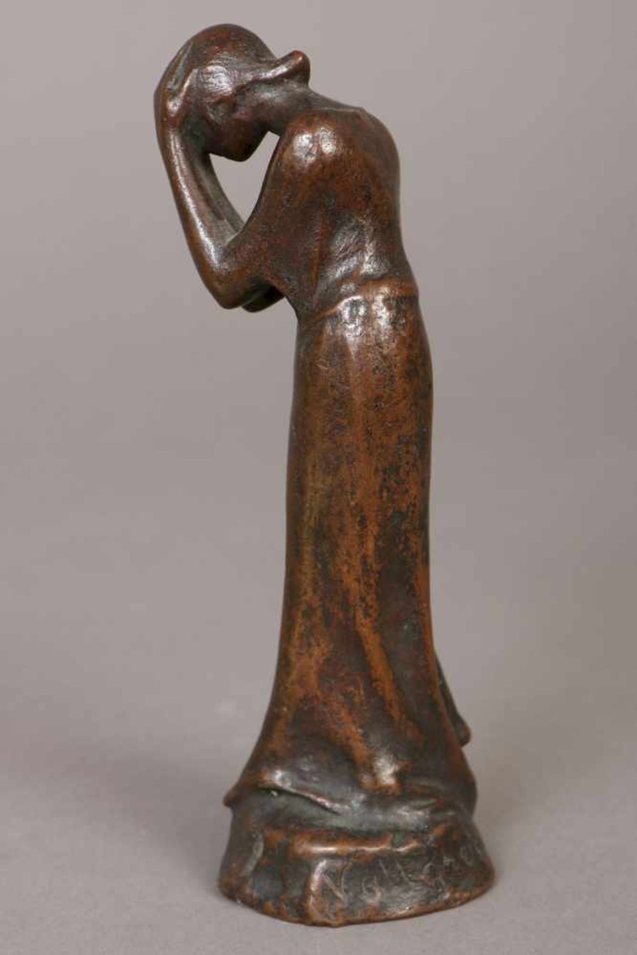 VILLE VALLGREN (1855-1940) Bronzefigur ¨Trauernde¨stehende, weibliche Figur, die Hände über den Kopf - Bild 2 aus 3