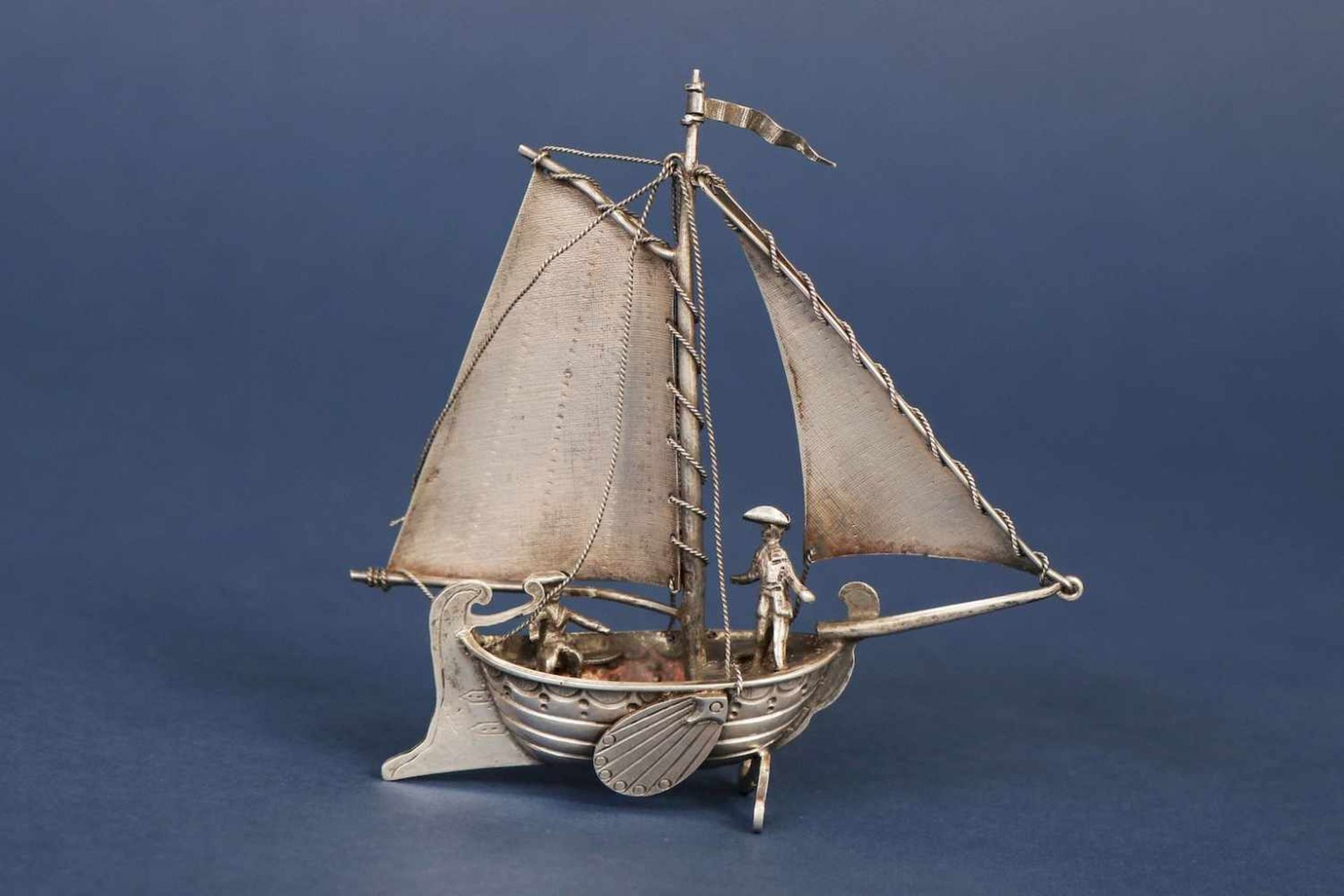 Silber-SchiffModell eines Küstenseglers mit 1 Mast und 2 Mann-Besatzung, 19. Jhdt., L ca. 9cm, H ca.