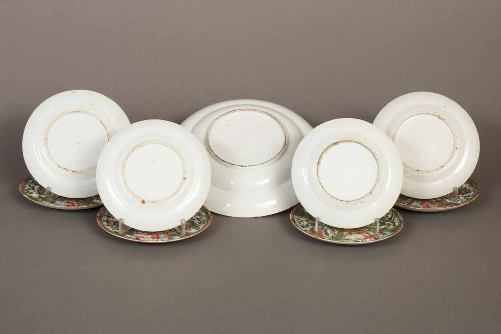 9 chinesische PorzellantellerKanton, 19. Jhdt., bestehend aus 8 kleineren Tellern (D 14cm) und 1 - Image 2 of 2