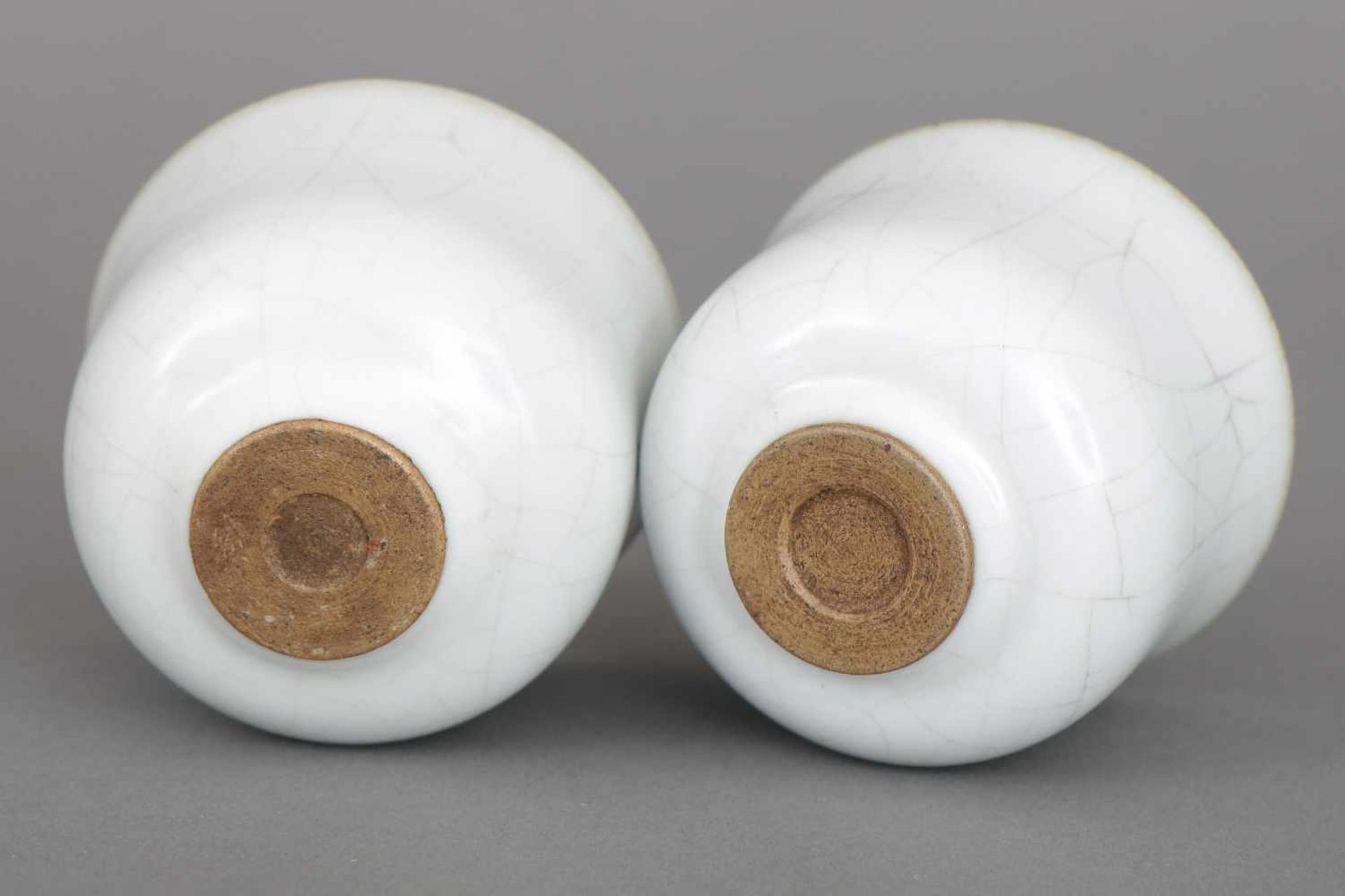 Paar chinesische KoppchenPorzellan, Becherform, hell glasiert, craqueliert, wohl späte Qing - Image 2 of 2
