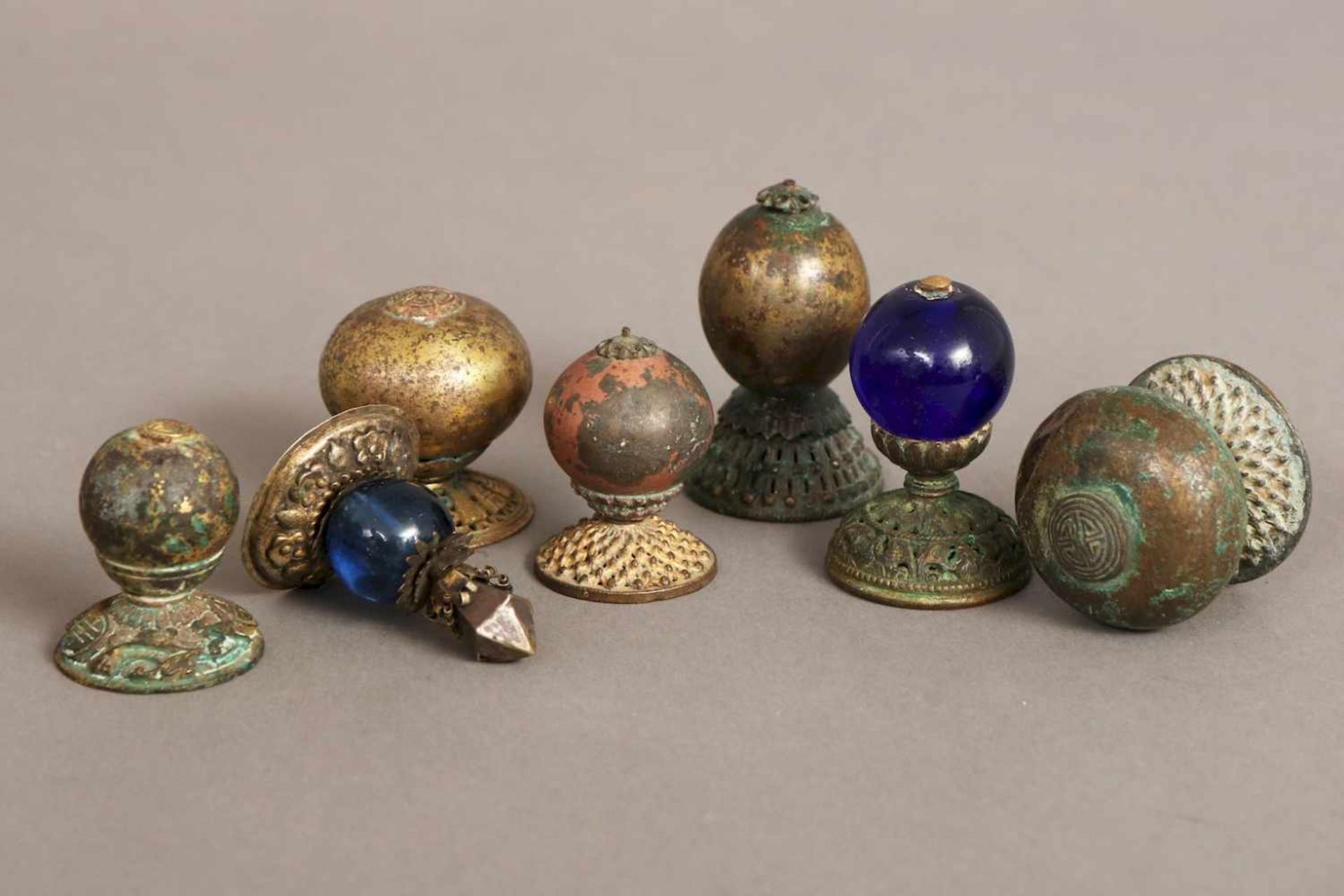Konvolut Mandarin-KnöpfeQing Dynastie (1644-1912), diverse, Metall, vergoldet, Peking-Glas u.a., L