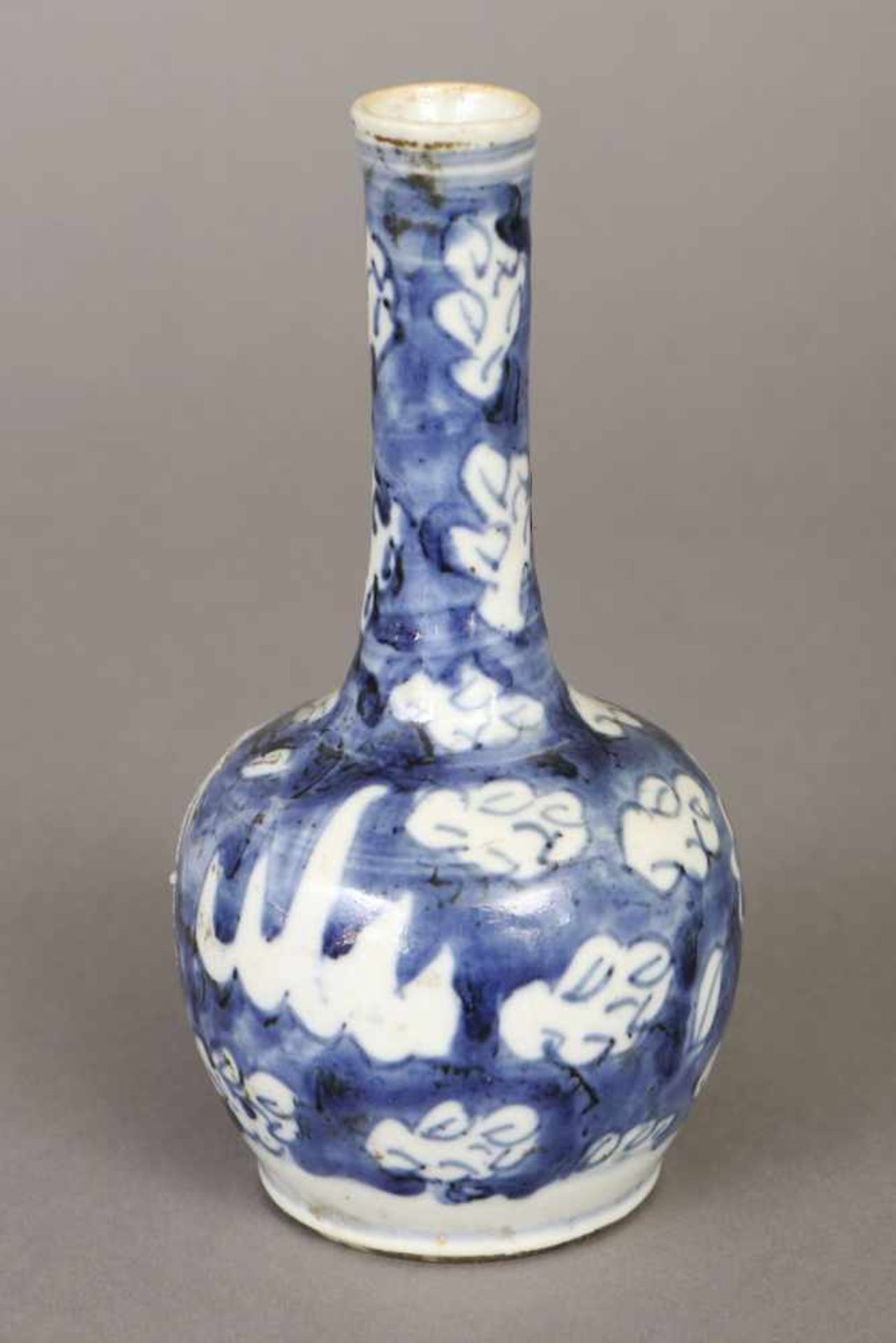 Chinesische Porzellanvase im Stile Ming19. Jahrhundert, bauchiger Korpus, schlanker, hoher Hals,