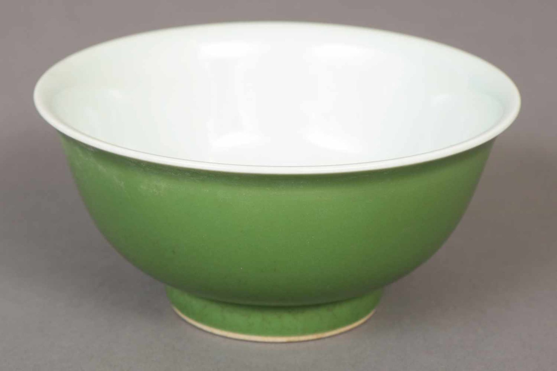 Chinesische Porzellanschale mit Jade-grüner Glasurrunde Schale auf rundem Standring mit leicht