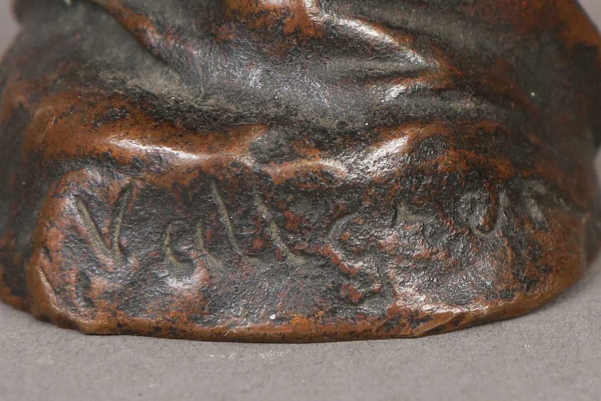 VILLE VALLGREN (1855-1940) Bronzefigur ¨Trauernde¨stehende, weibliche Figur, die Hände über den Kopf - Bild 3 aus 3