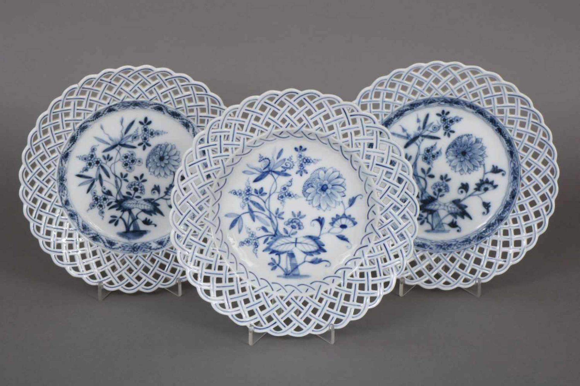 3 MEISSEN Teller18./19. Jhdt., durchbrochen gearbeiteter Rand, unterglasurblaues ¨Zwiebelmuster¨-