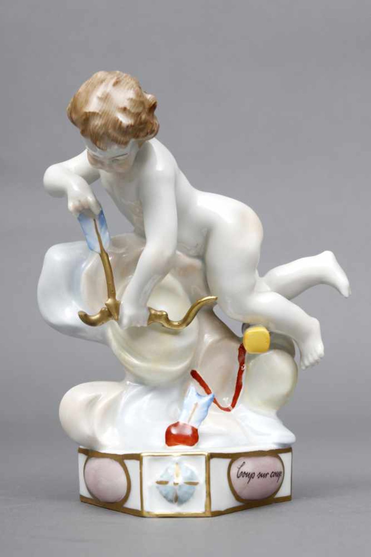 POTSCHAPPEL Porzellanfigur ¨Amoretto mit Liebespfeil auf 3-eckigem Sockel¨Dresden, ca. 1930, Stand