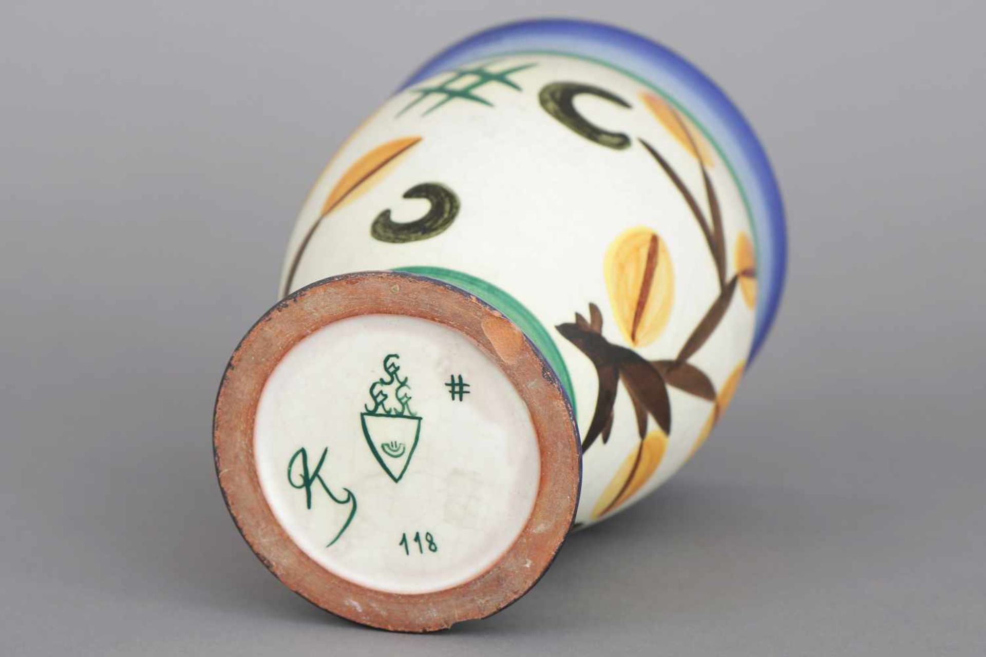 KIELER KUNSTKERAMIK VaseEntwurf AUGUSTA KAISER, ovoider, leicht hochbauchiger Korpus, - Bild 2 aus 3
