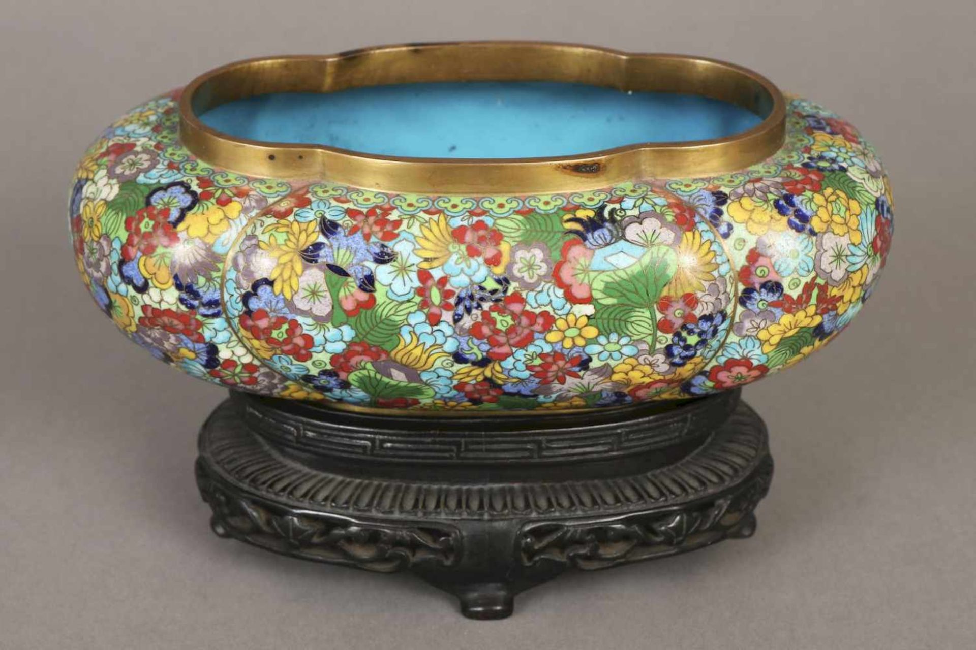 Asiatische Cloisonné Schaleum 1900, oval-passige Schale mit üppigem, farbigem Blütendekor, auf