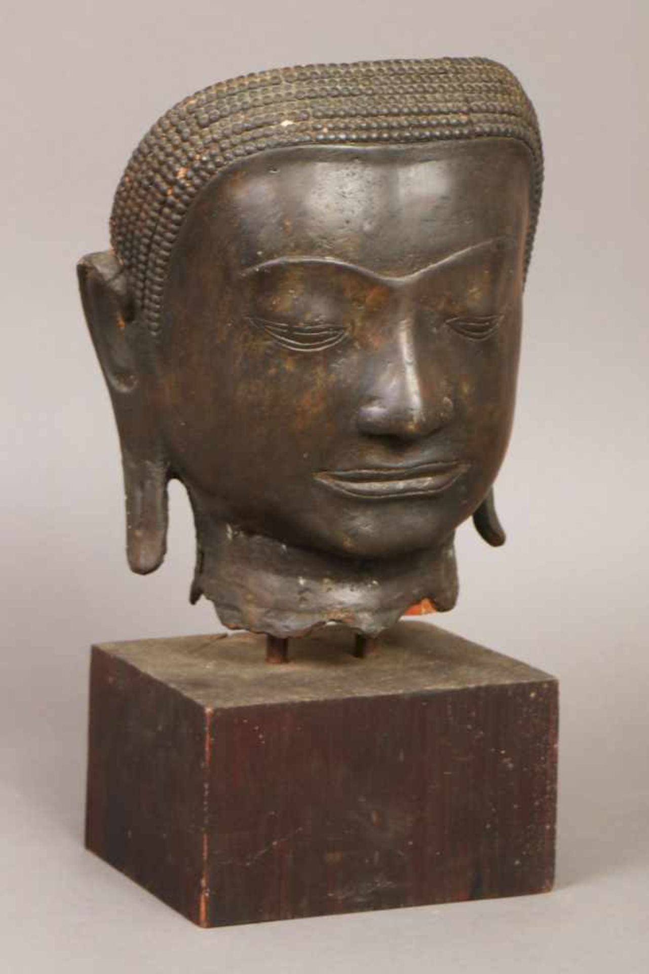 Asiatischer BuddhakopfBronze, dunkel patiniert, wohl 19. Jahrhundert, Fragment einer Figur, auf