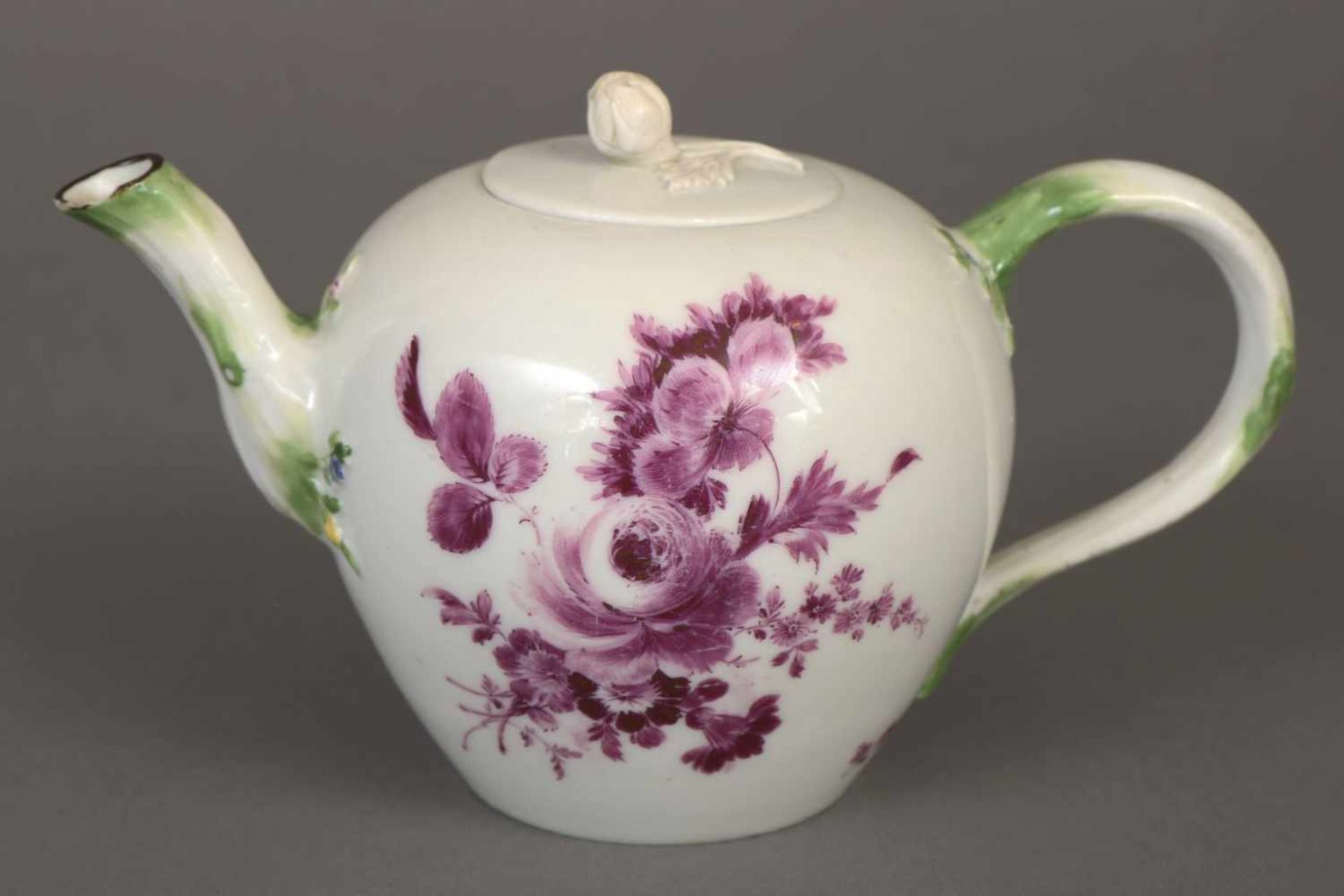 MEISSEN Teekanne um 1750-1780, bauchiger Korpus mit geschwungenem Ausguss und Henkel in Astform,