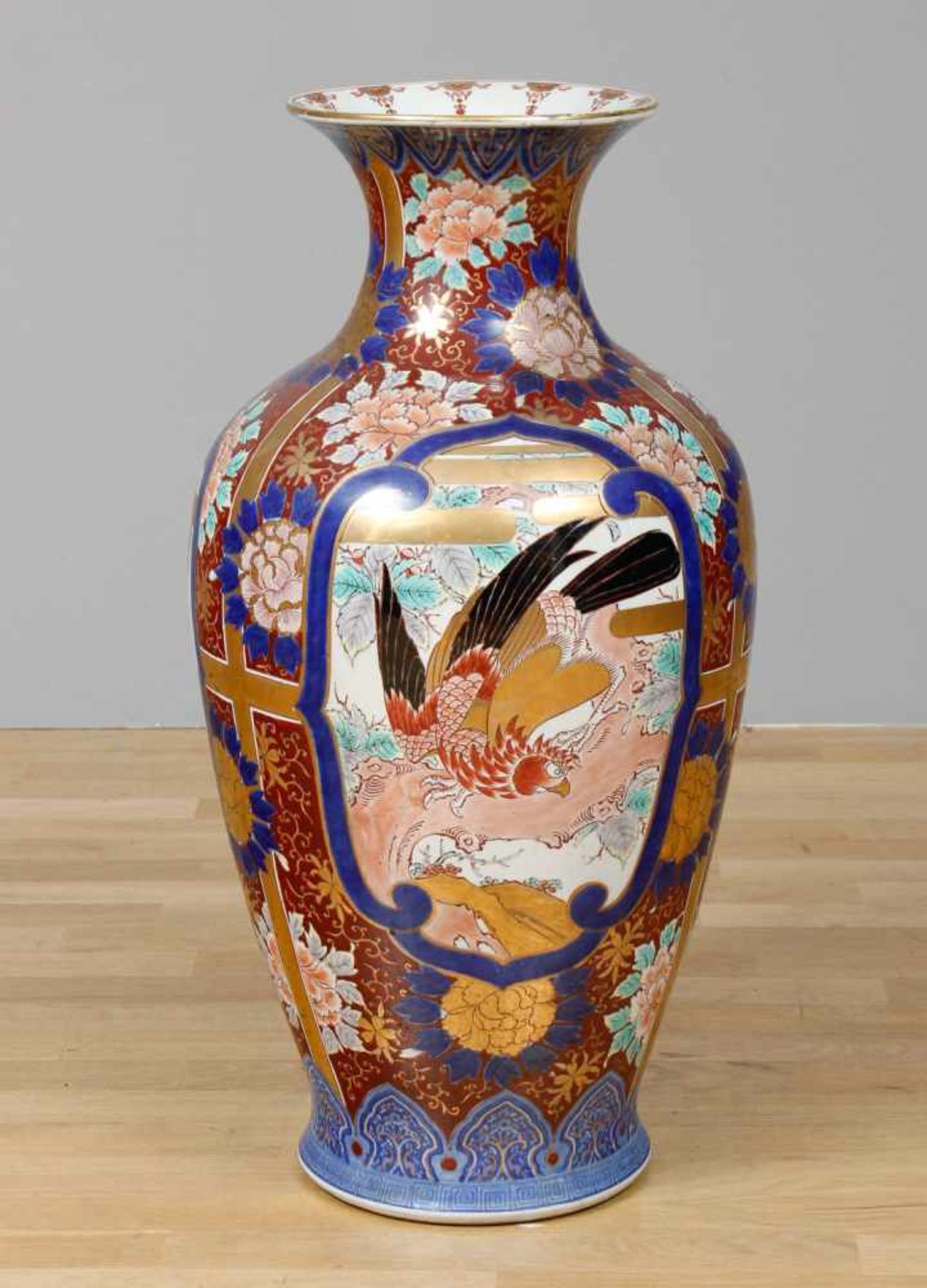 Große Imari-VaseJapan, 19. Jhdt., Balusterform, provenienztypisches blau-rotes Floral- und