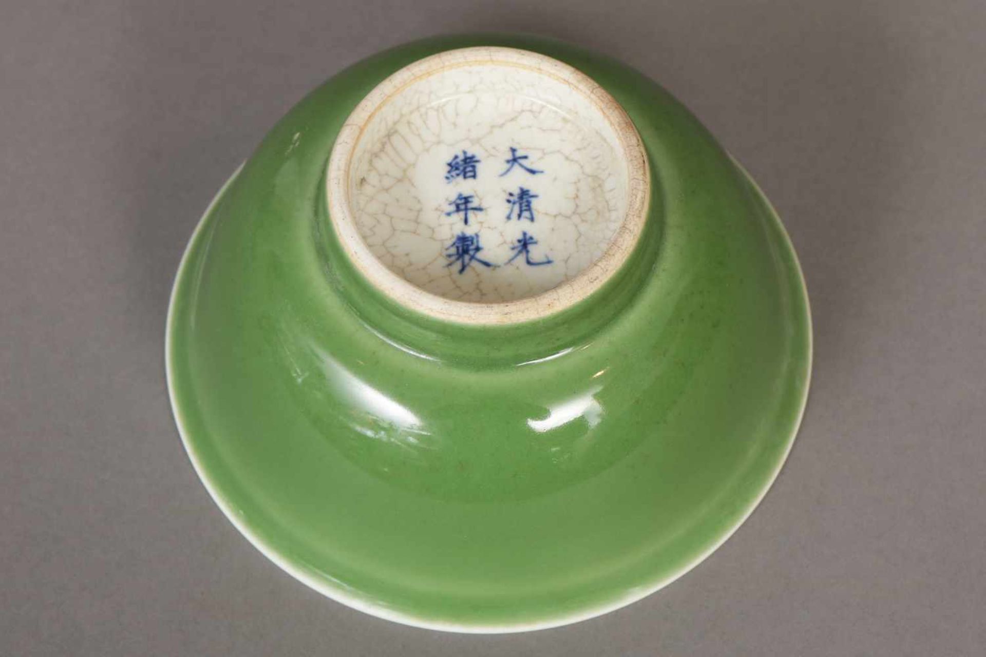 Chinesische Porzellanschale mit Jade-grüner Glasurrunde Schale auf rundem Standring mit leicht - Image 3 of 3