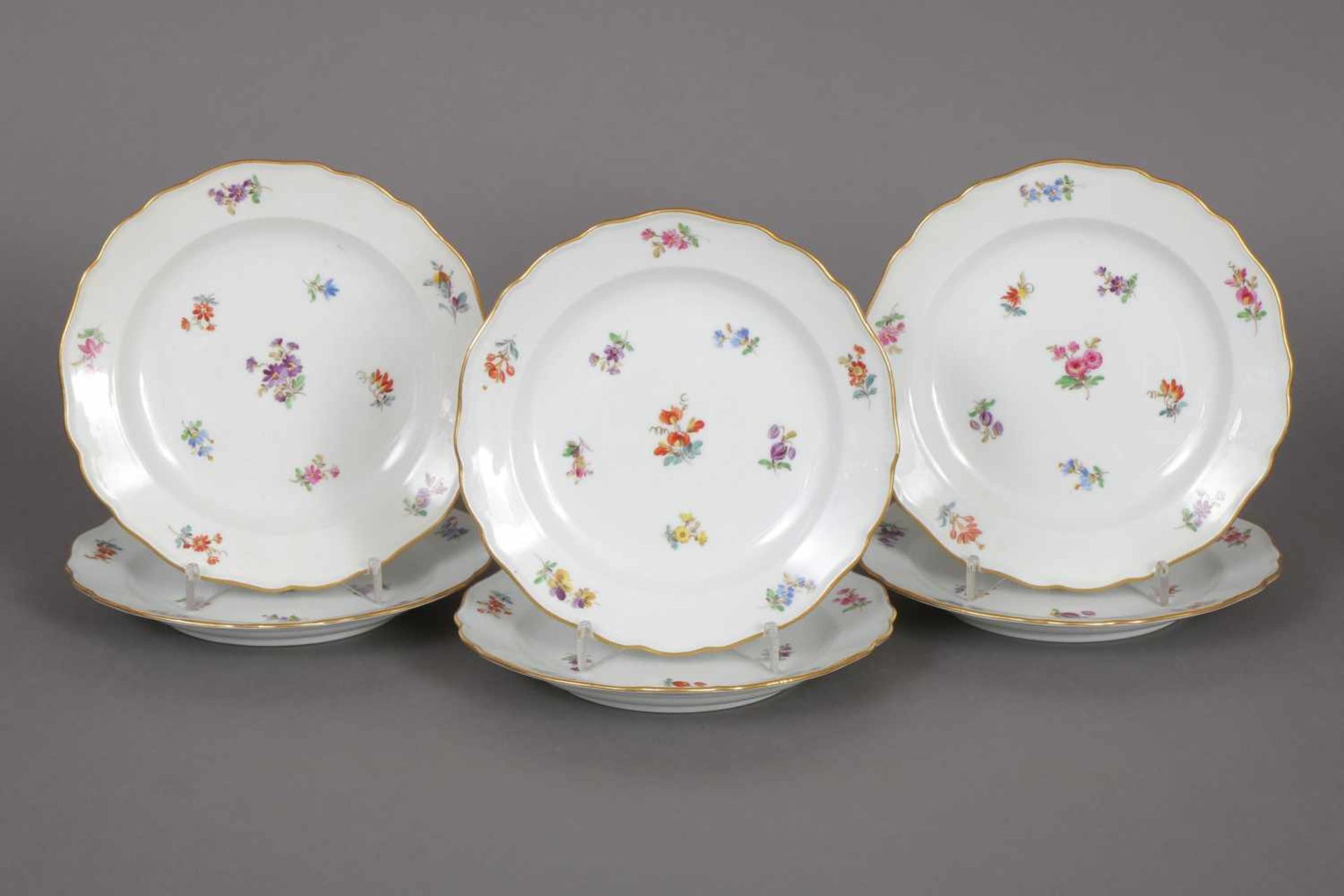 6 MEISSEN Tellerum 1900, Form ¨Neuer Ausschnitt¨, polychromes Streublumendekor, Goldrand,