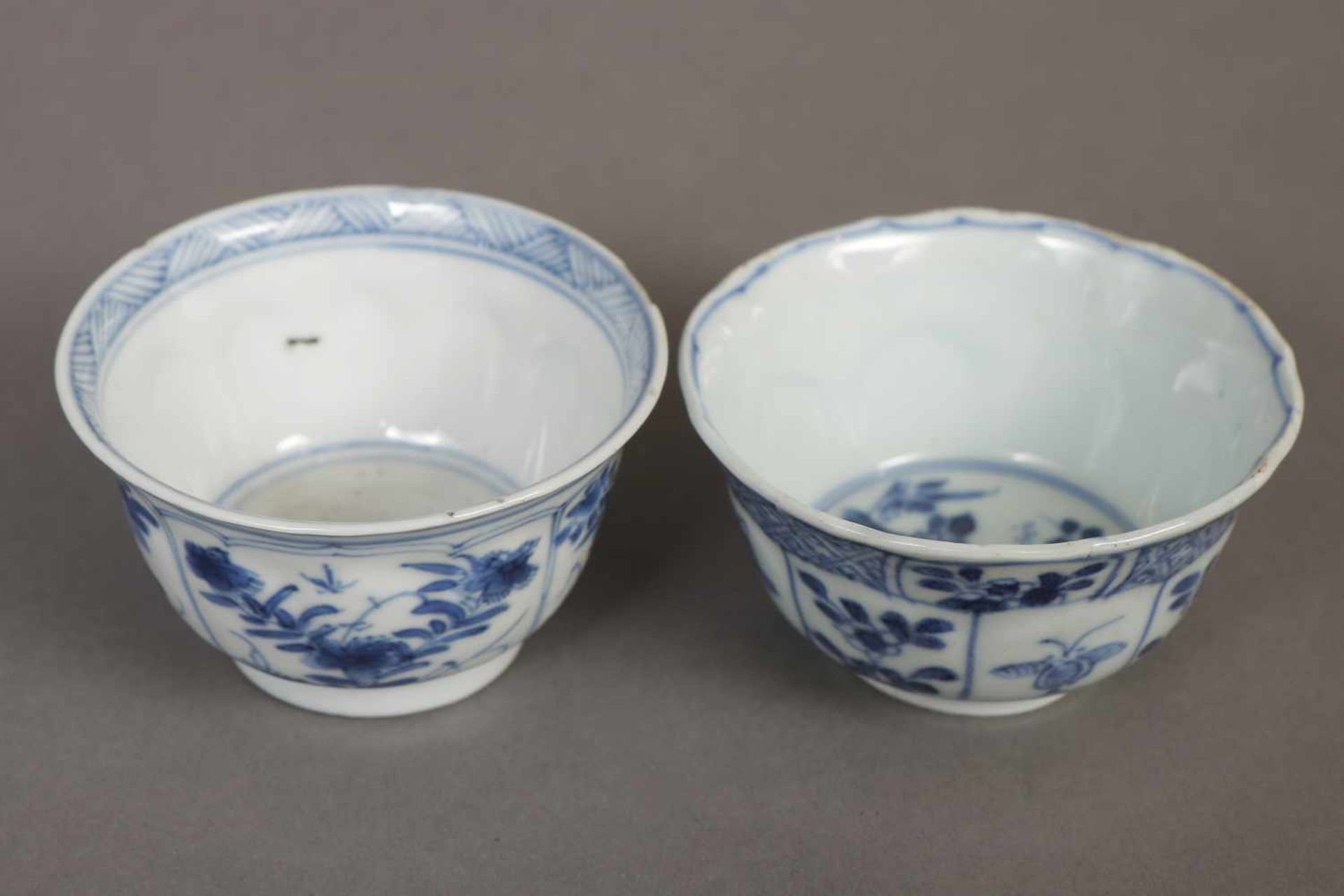 Paar chinesischer Koppchen im Stile Mingwohl Qianlong, Qing Dynastie (1644-1912), Floraldekor in