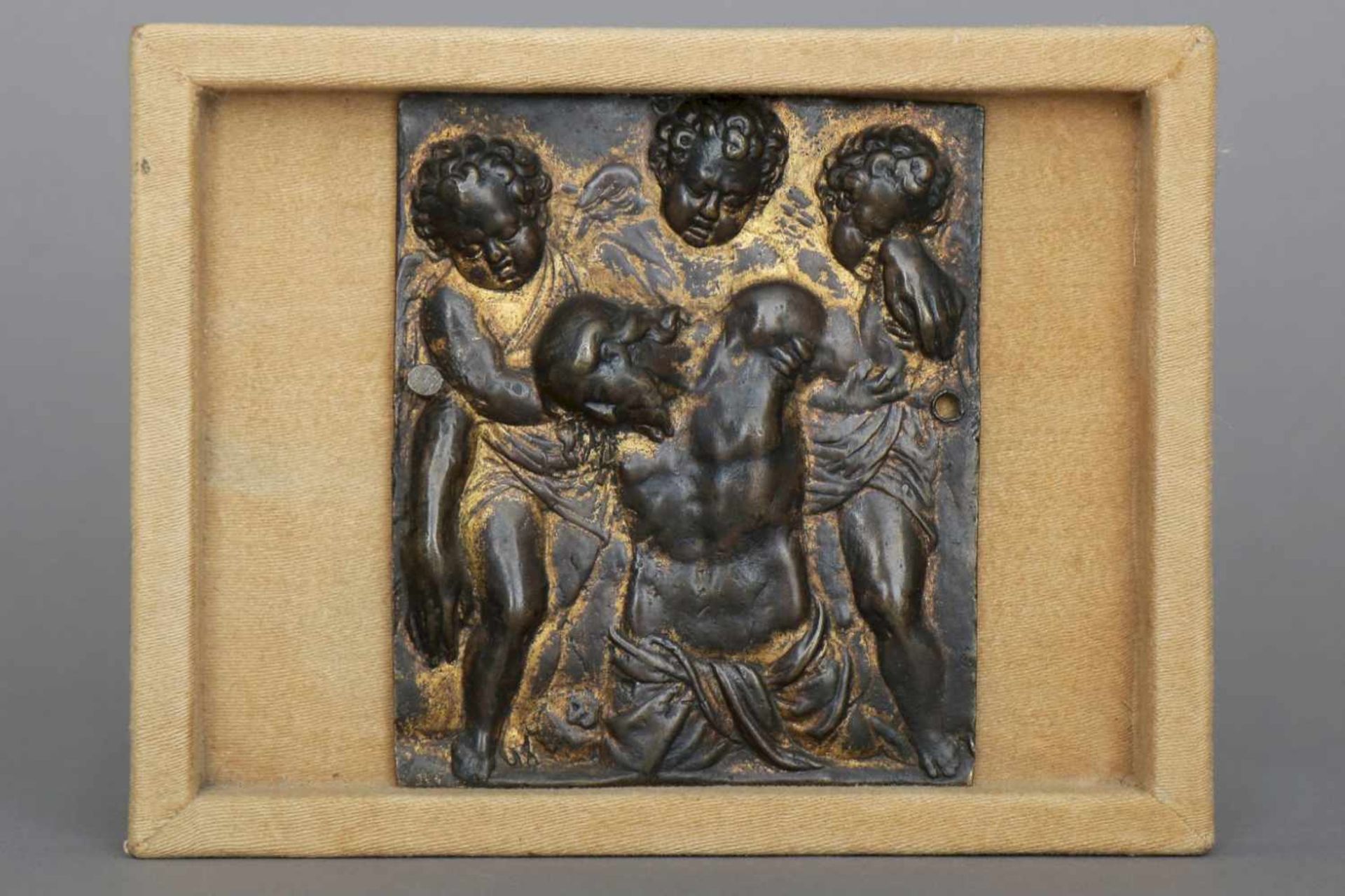 MEISTER A.B. Reliefplakette ¨Engelpietà¨Bronze mit dunkler Patina und Resten alter Vergoldung,