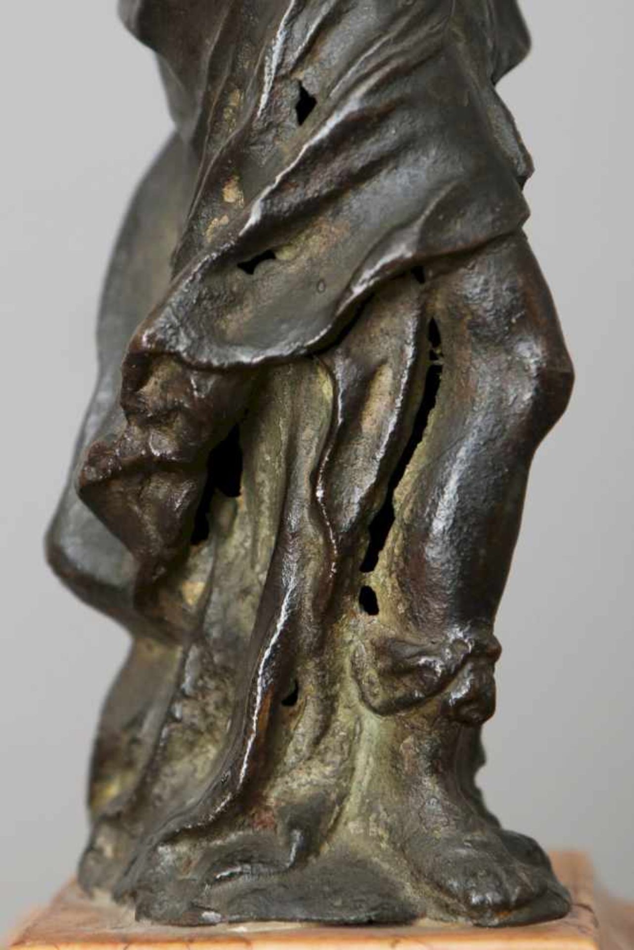 Zugeschrieben ADRIAEN DE VRIES (1556 Den Haag - 1626 Prag) Bronzebozzetto ¨Kranzwerfende Viktoria¨ - Bild 5 aus 6