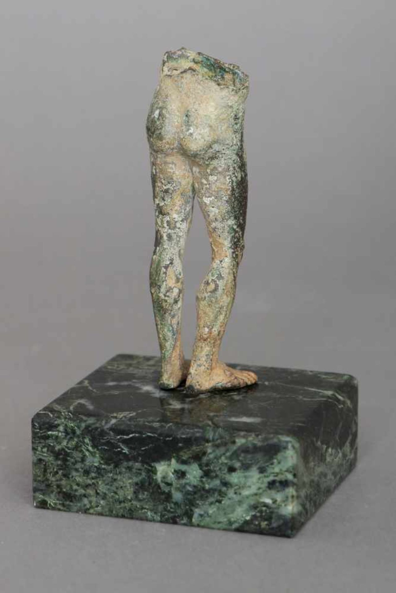 Hellenistische Bronzefigur ¨Stehender Jüngling (Fragment)¨grün-grau patiniert, 1. Jhdt. v. Chr., - Bild 2 aus 2