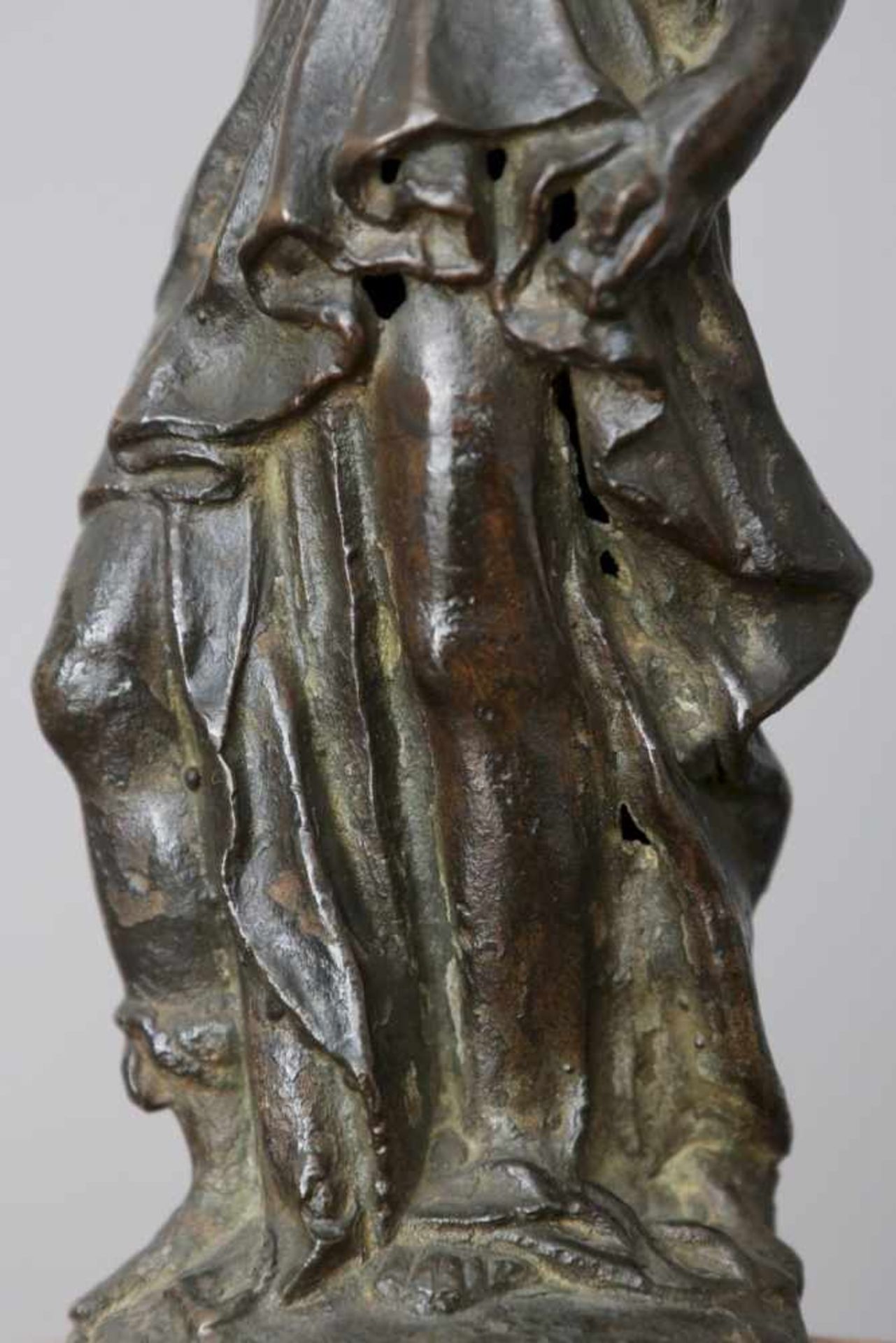 Zugeschrieben ADRIAEN DE VRIES (1556 Den Haag - 1626 Prag) Bronzebozzetto ¨Kranzwerfende Viktoria¨ - Bild 6 aus 6