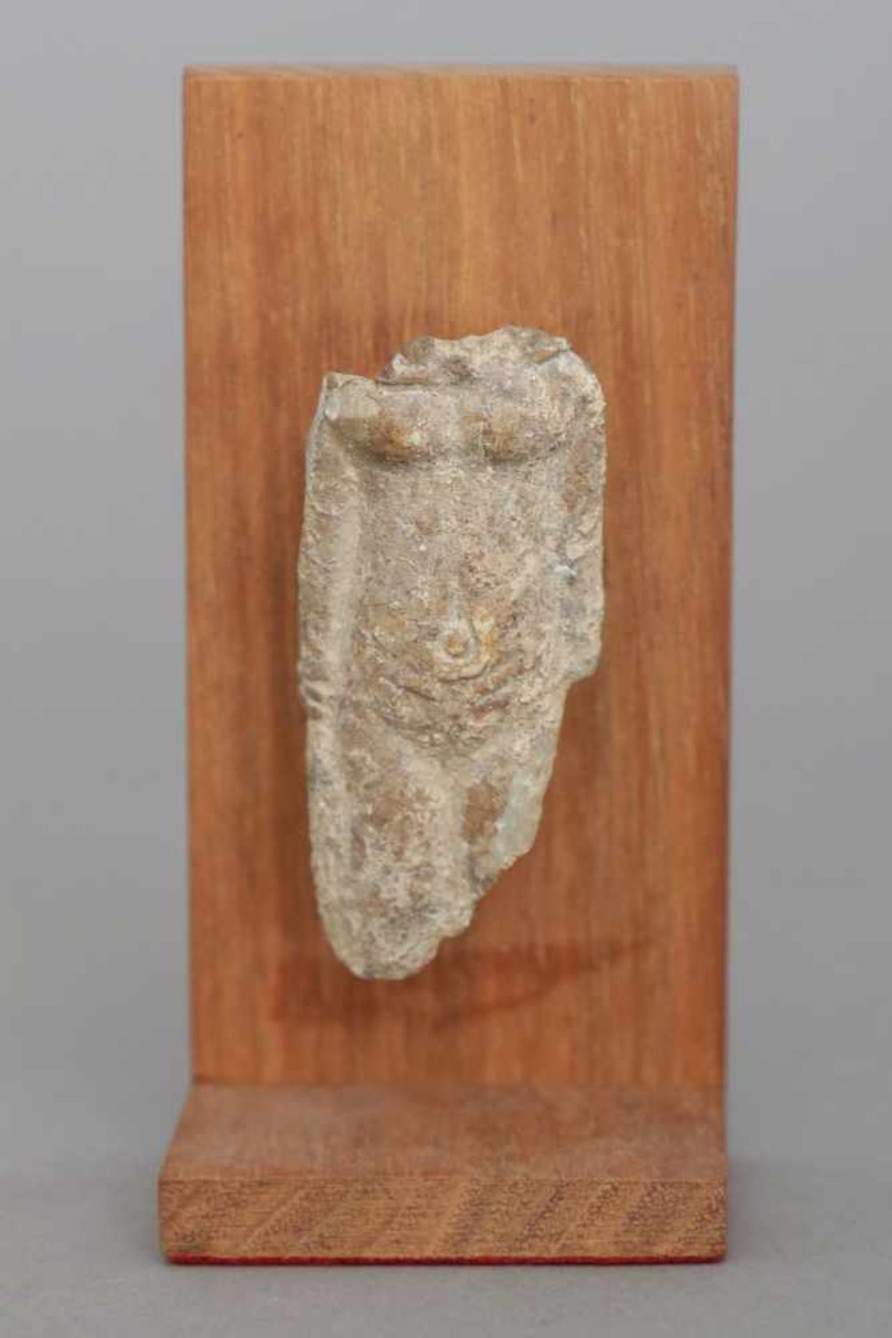 Antike Tonfigur (Uschebti/Grabbeigabe?)Fragment, liegender (weiblicher) Torso, auf Holzplatte